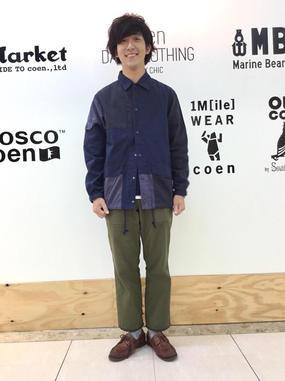 ブルー系のTシャツ/カットソー、ブルー系のブルゾン、グリーン系のその他パンツを着用したメンズの秋コーディネートの1枚目の写真