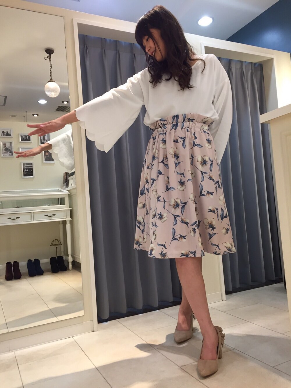 「ガーリー、プチプラ、フェミニン、新作、ootd、花柄スカート、クリア、clear、女子コーデ」｜「clearのスカラップワイドスリーブジョーゼットプルオーバー（その他トップス、ホワイト系）」を使った、clear梅田ESTさん（レディース・168cm）の冬コーディネートの1枚目の写真