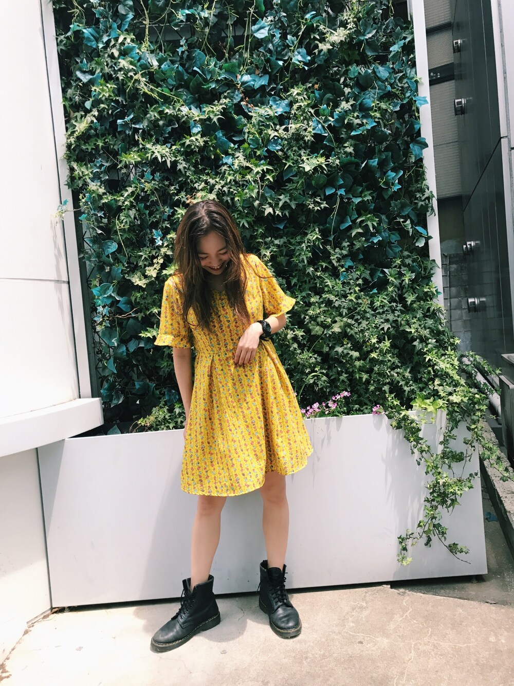 イエロー系のワンピースを着用したレディースの夏コーディネートの1枚目の写真