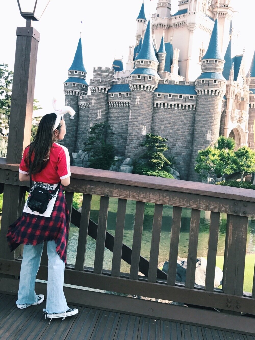 レッド系のシャツ/ブラウス、ブラック系のボディバッグ/ウエストポーチ、ブラック系のスニーカーを着用したレディースの春コーディネートの1枚目の写真