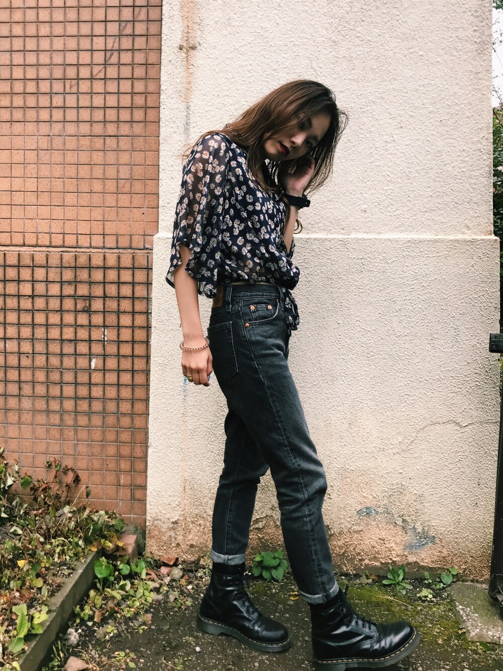 ブルー系のシャツ/ブラウス、ブラック系のブーツを着用したレディースの夏コーディネートの1枚目の写真