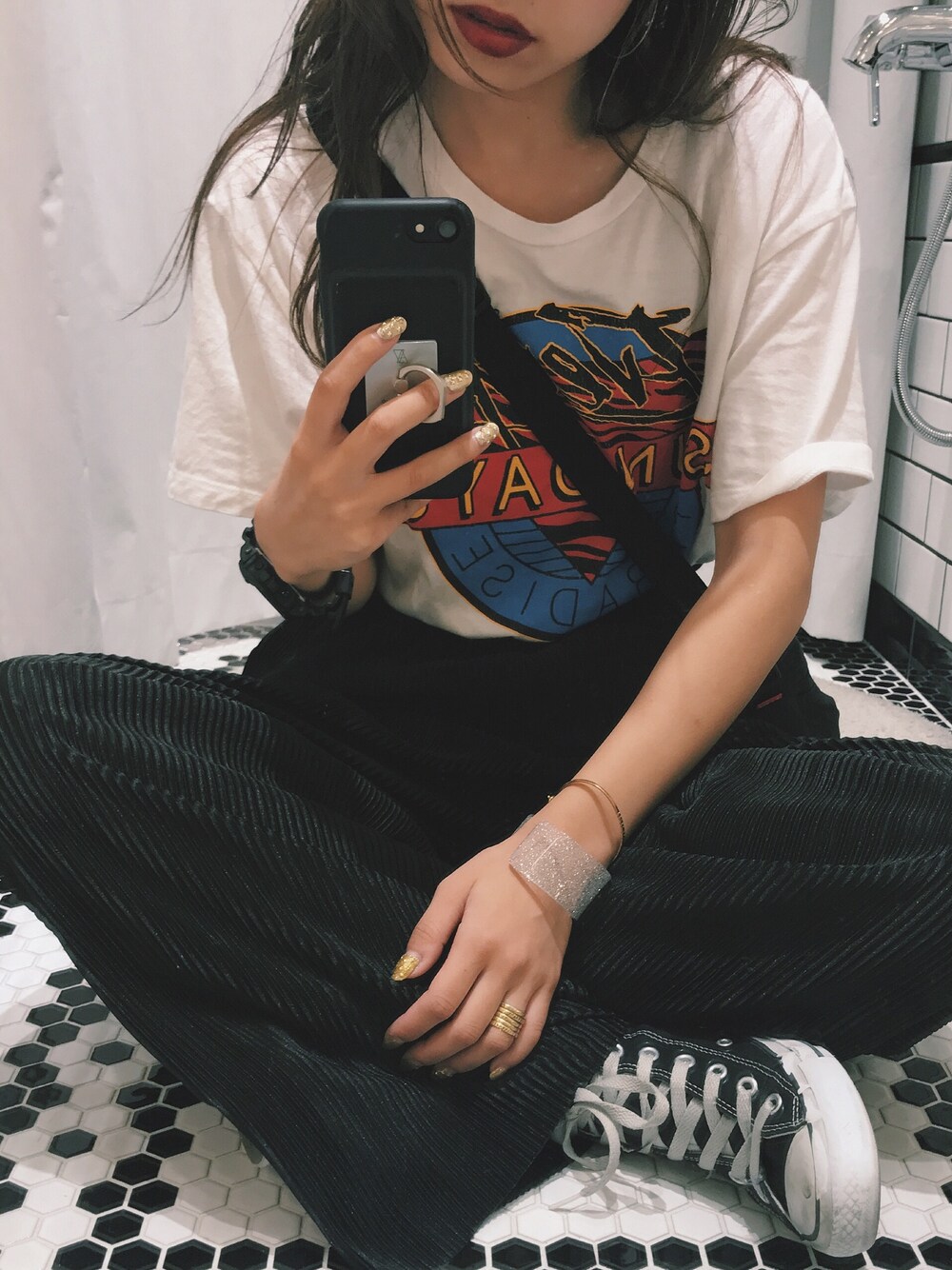 「jouetie、serge thoraval、グラフィックＴ、プリーツパンツ、コンバース」｜「jouetieの【CASUAL】SUNDAY T シャツ（Tシャツ/カットソー、ホワイト系）」を使った、sayocoさん（レディース・154cm）の夏コーディネートの1枚目の写真