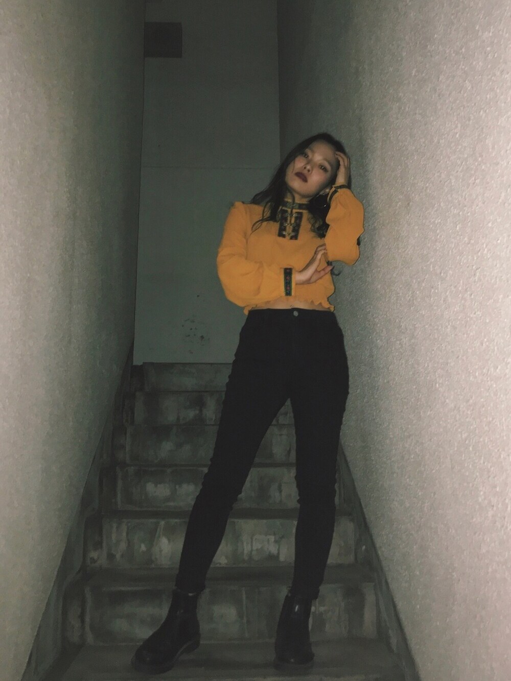 イエロー系のシャツ/ブラウス、ブラック系のデニムパンツ、ブラック系のブーツを着用したレディースの夏コーディネートの1枚目の写真