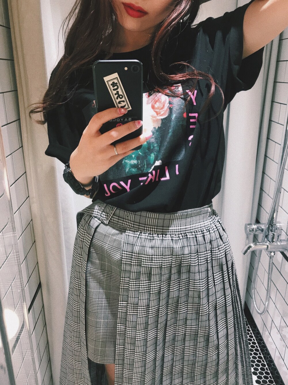 ブラック系のTシャツ/カットソー、グレー系のスカートを着用したレディースの春コーディネートの1枚目の写真