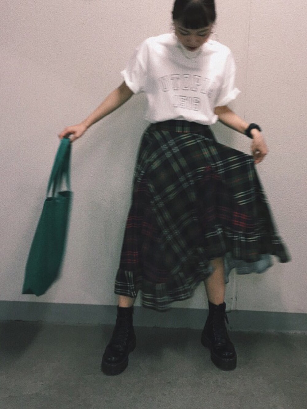 ホワイト系のTシャツ/カットソー、グリーン系のスカート、ブラック系のブーツを着用したレディースの夏コーディネートの1枚目の写真