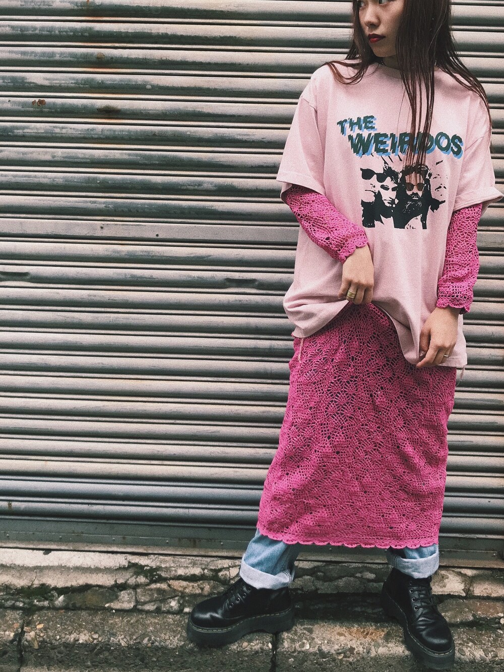 「レイヤードスタイル、jouetie、jouetiefashionista、クロシェ、かぎ編み、ロックT、Dr.Martens、Levis」｜「jouetieのダメージロックTEE（Tシャツ/カットソー、ピンク系）」を使った、sayocoさん（レディース・154cm）の夏コーディネートの1枚目の写真