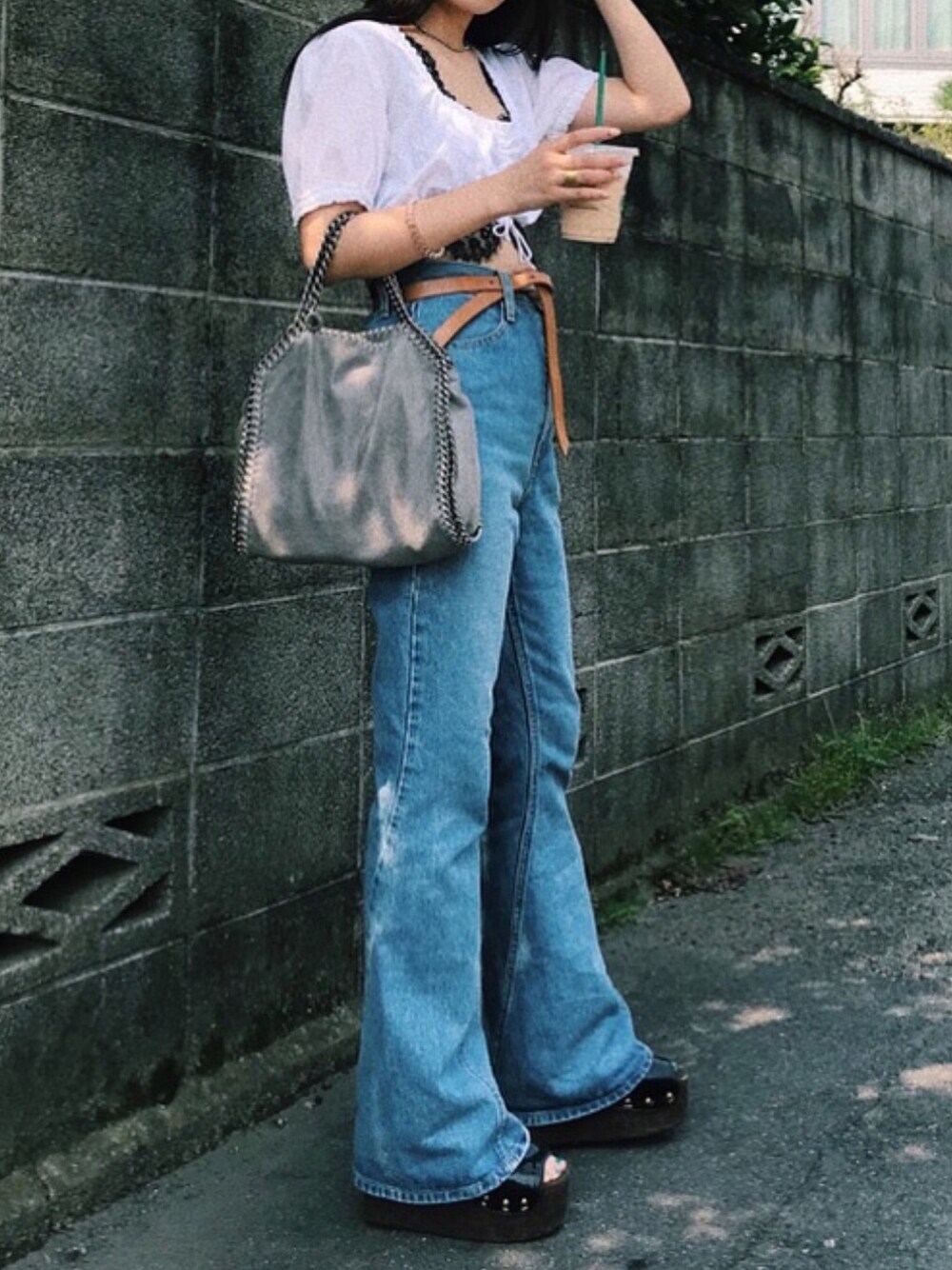 「SLY、jouetie、mixxdavid、Cry.、プラットフォームサンダル、フレアデニム、ショートブラウス、古着MIX、ガーリーコーデ、Stella McCartney」｜「jouetieのレースブラトップ（キャミソール、ブラック系）」を使った、sayocoさん（レディース・154cm）の夏コーディネートの1枚目の写真