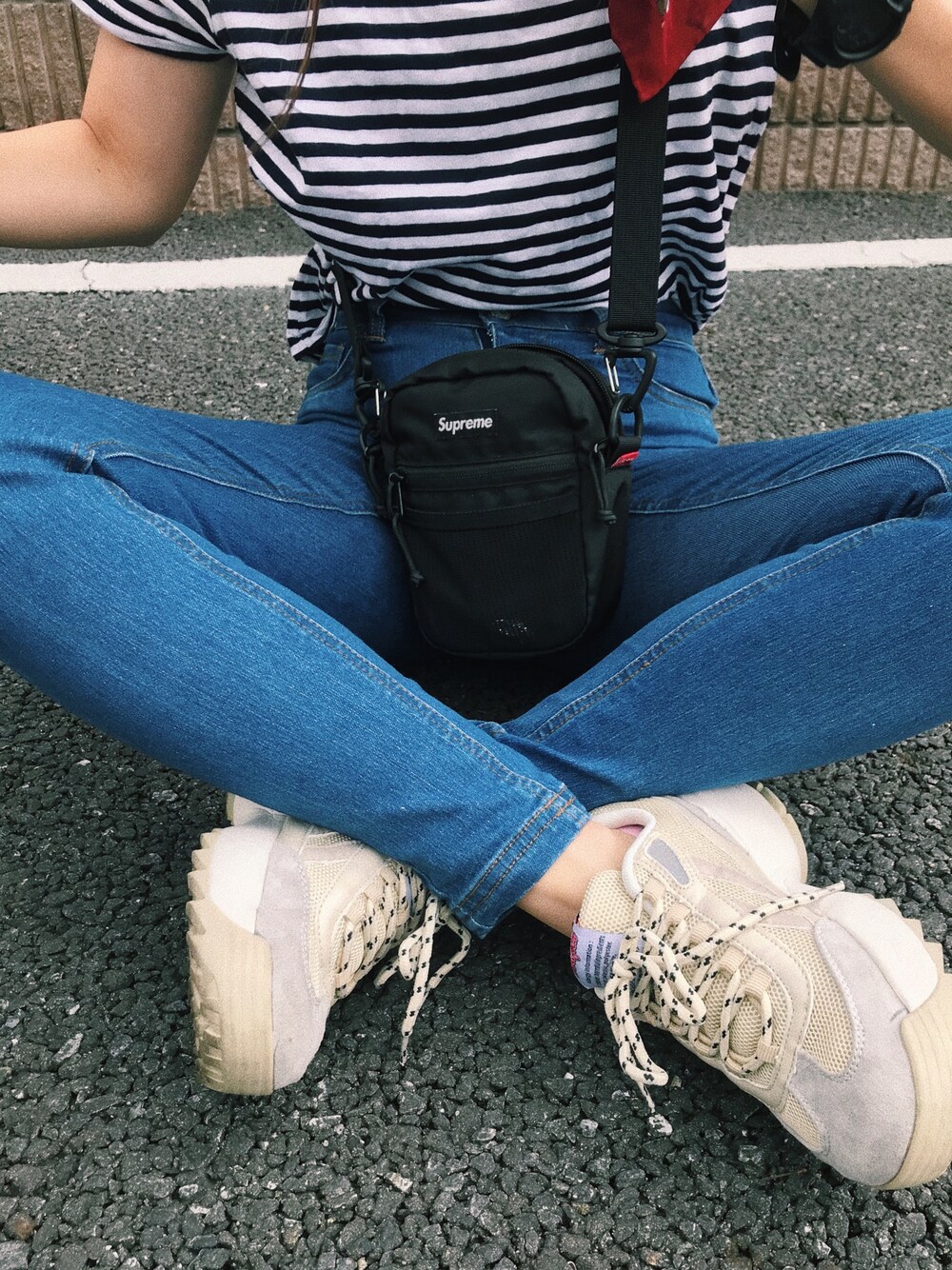 その他のTシャツ/カットソー、ブラック系のボディバッグ/ウエストポーチ、ブルー系のその他パンツを着用したレディースの夏コーディネートの1枚目の写真