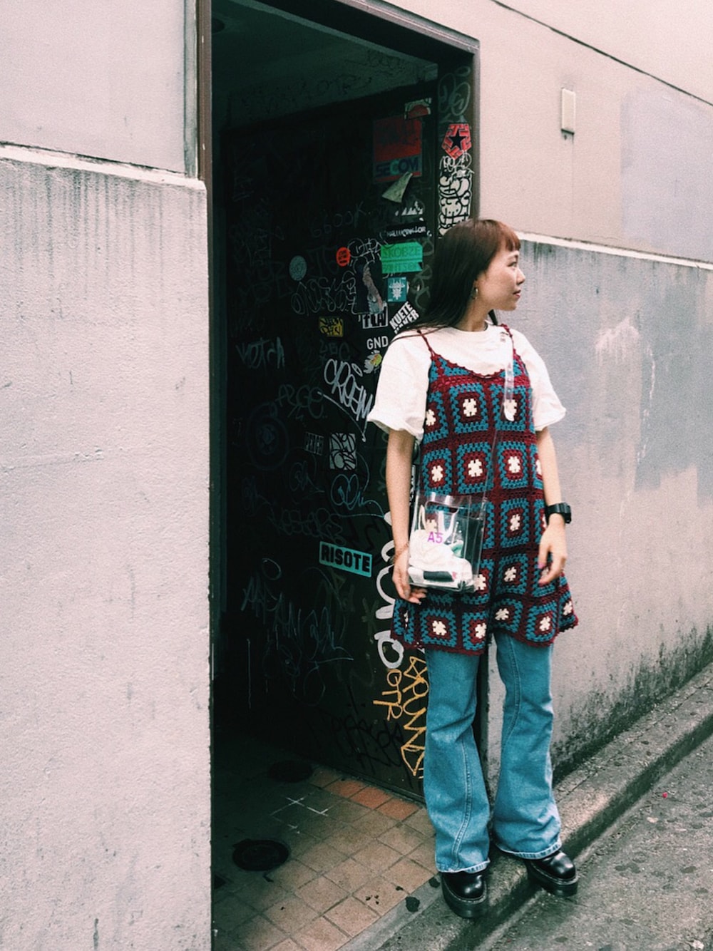 ホワイト系のTシャツ/カットソー、ブルー系のワンピース/ドレス、ホワイト系のショルダーバッグを着用したレディースの夏コーディネートの1枚目の写真