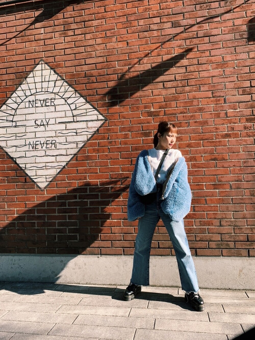 「jouetie、Mila Owen、Dr.Martens、サーマルカットソー、サーマル、ボアブルゾン、クロップドパンツ、クロップドデニム、ハイウエストデニム、お目立ちネオンコーデ」｜「jouetieの【WEB限定】ボアリバーシブルブルゾン（ブルゾン、ブルー系）」を使った、sayocoさん（レディース・154cm）の秋コーディネートの1枚目の写真