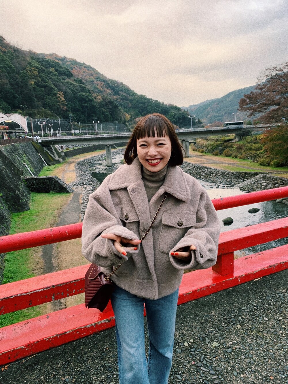 「箱根湯本、紅葉、ベージュコーデ、ボアジャケット、リブタートルネック、UNIQLO、Mila Owen、AMERI」｜「AmeriのOVER SIZE ECO MOUTON COAT（ムートンコート、ベージュ系）」を使った、sayocoさん（レディース・154cm）の冬コーディネートの1枚目の写真