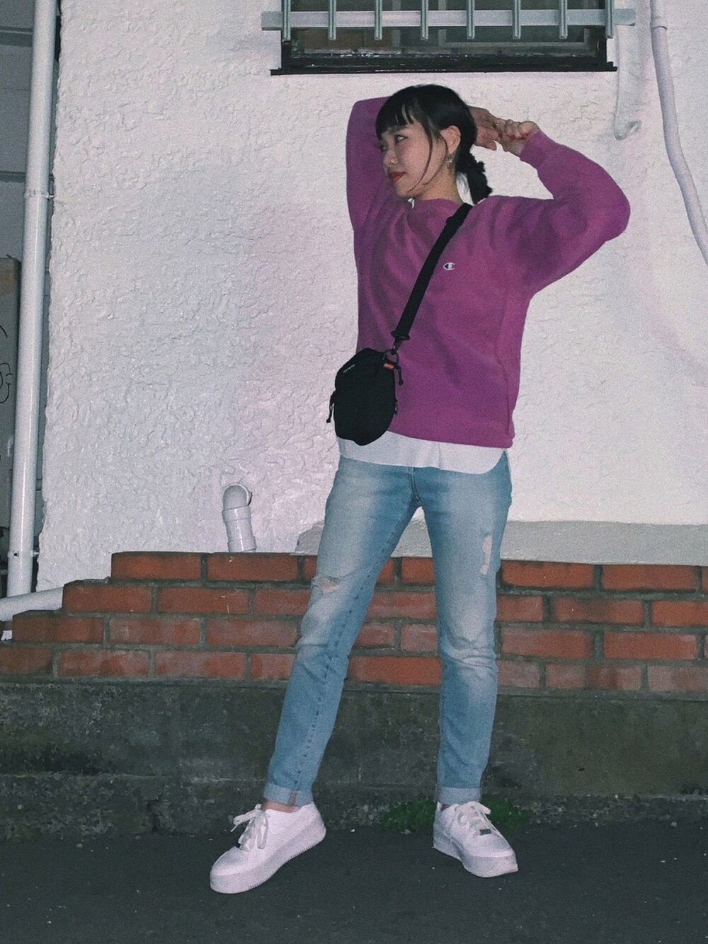 「オトナカジュアル、Champion、スウェット、サーマル、supreme、cheap monday、デニムパンツ、NIKE、スニーカーコーデ、平成最後のWEARISTAセンバツ」｜「Championの【ヴィンテージ古着】90's Champion リバースウィーヴ "目" クルーネックスウェット（スウェット、パープル系）」を使った、sayocoさん（レディース・154cm）の春コーディネートの1枚目の写真
