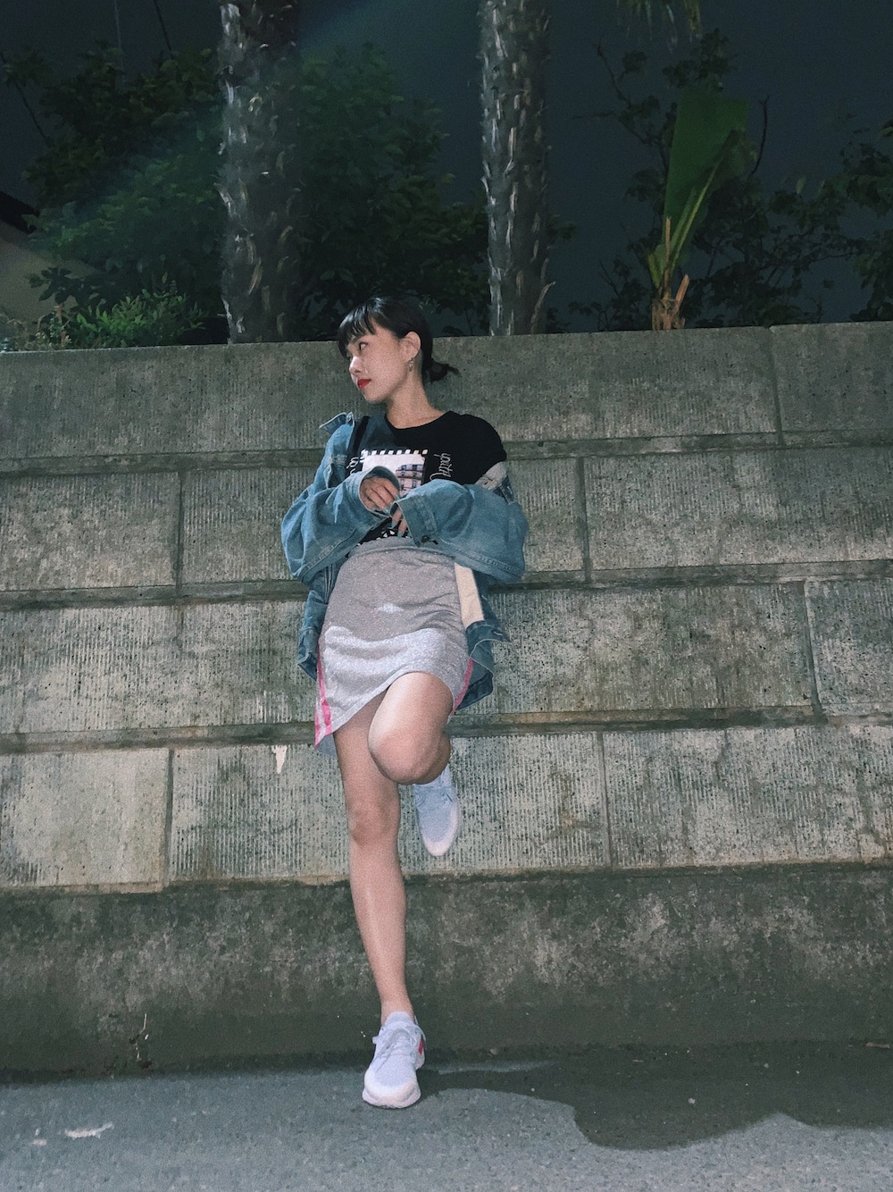 ブラック系のTシャツ/カットソー、シルバー系のスカート、ブルー系のスニーカーを着用したレディースの春コーディネートの1枚目の写真