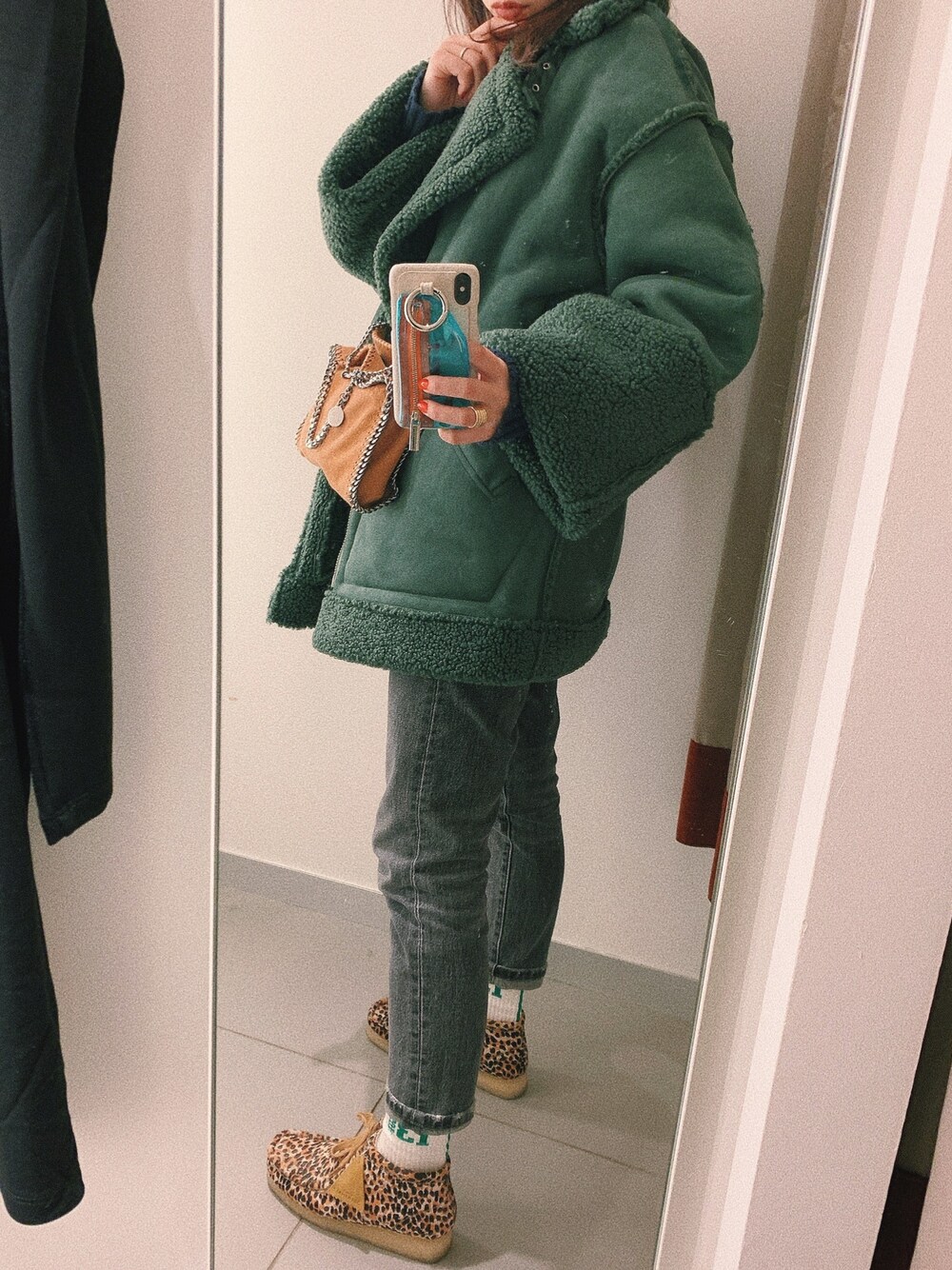 「秋冬コーデ、ムートンコート、jouetie、ajew、clarks、ワラビーブーツ、レオパード、Levi's、ブラックデニム」｜「jouetieのリバーシブルフェイクムートンジャケット（テーラードジャケット、グリーン系）」を使った、sayocoさん（レディース・154cm）の冬コーディネートの1枚目の写真