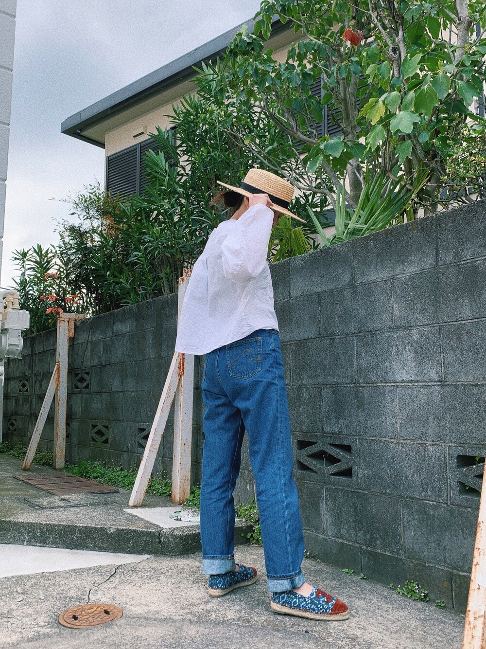 ホワイト系のシャツ/ブラウス、ブルー系のデニムパンツ、ベージュ系のハットを着用したレディースの春コーディネートの1枚目の写真