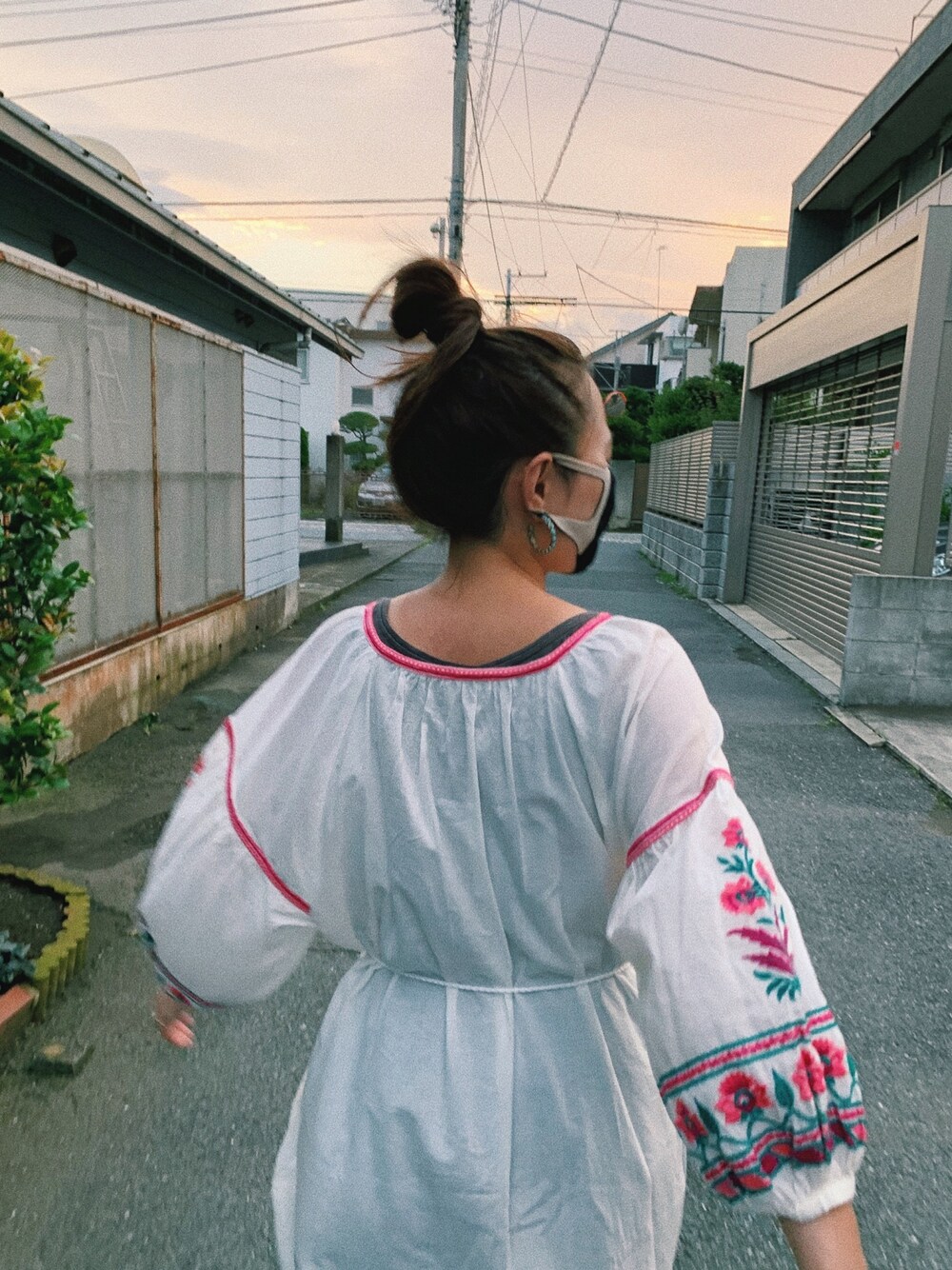 ホワイト系のワンピースを着用したレディースの夏コーディネートの1枚目の写真