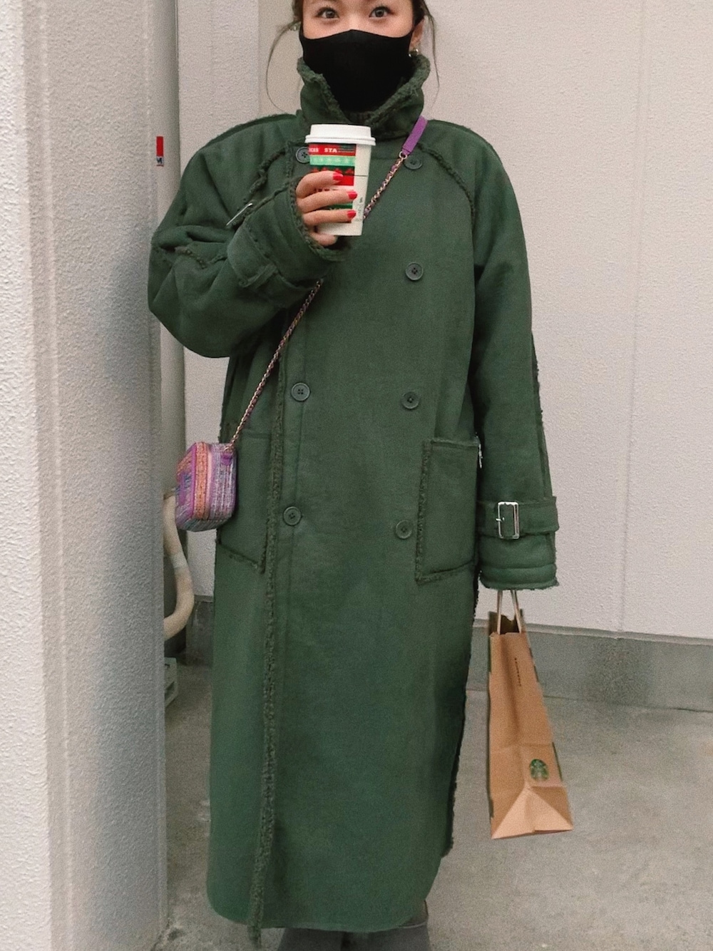 「jouetie、ムートンコート、UGG、ムートンブーツ、STARBUCKS」｜「jouetieのエコムートンリバーシブルトレンチコート【フェイクムートン/ボア】（ムートンコート、グリーン系）」を使った、sayocoさん（レディース・154cm）の冬コーディネートの1枚目の写真