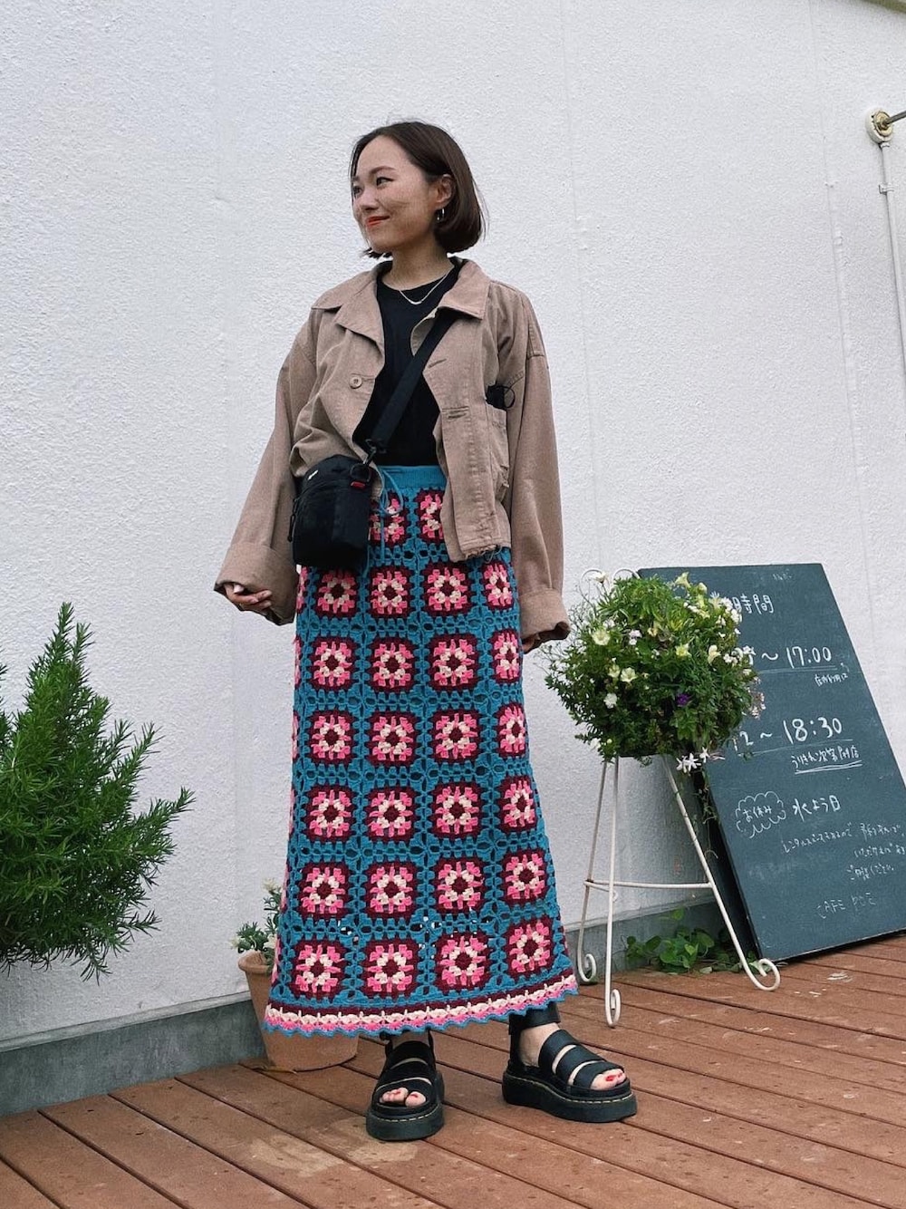 「オトナカジュアル、クロシェスカート、ミリタリージャケット、ボディバッグ、スポーツサンダル、jouetie、Dr.Martens、supreme、amerivintage、Hanes」｜「Ameriのアイテム（ミリタリージャケット、ベージュ系）」を使った、sayocoさん（レディース・154cm）の春コーディネートの1枚目の写真