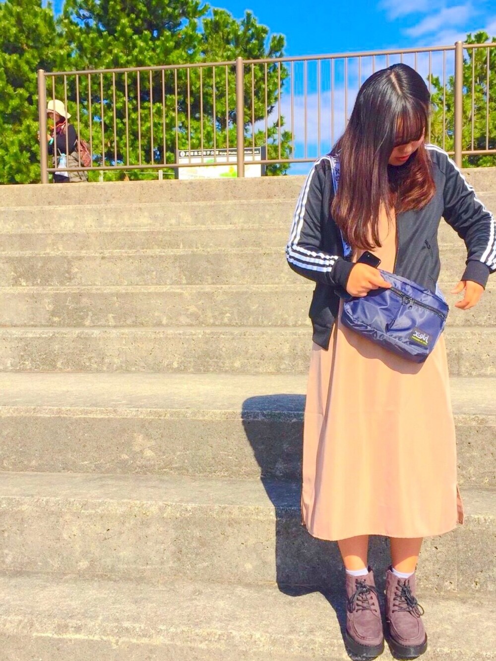 「adidas、サコッシュバッグ、エックスガール(X-girl)、海」｜「adidasのadidas/ADICLOR TRACK TOP（ブルゾン、ブラック系）」を使った、Lirianさん（レディース・158cm）の秋コーディネートの1枚目の写真