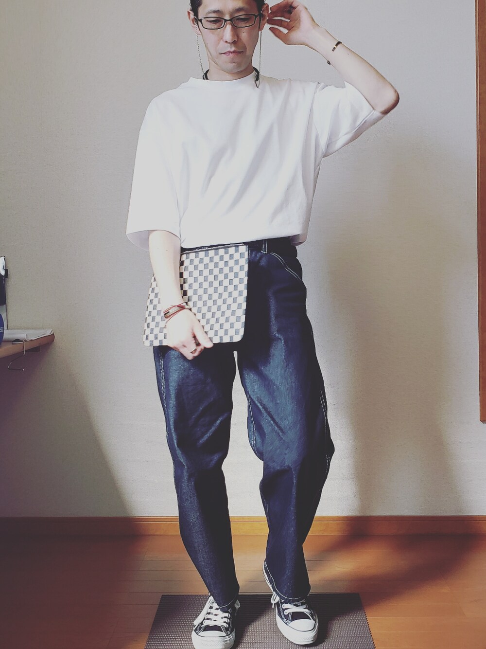 「GUのアイテム（デニムパンツ、ブルー系）」を使った、Satoshiさん（メンズ・169cm）の春コーディネートの1枚目の写真