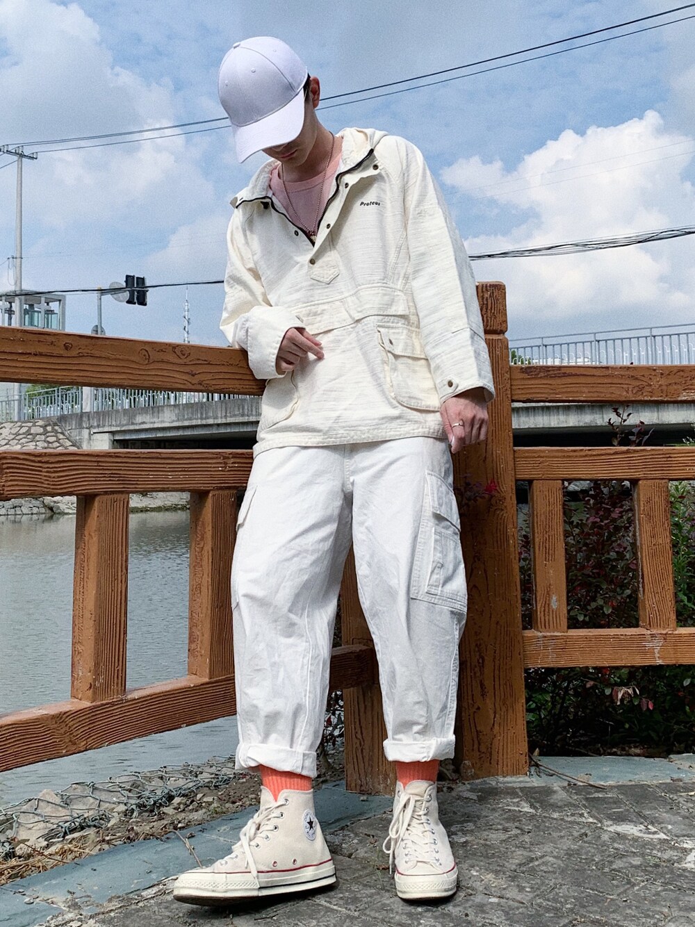 「ootd、休闲、日系极简、工装裤、盐系风格、converse、秋のコーデ、秋コーデ、秋、黑白搭配」｜「proteusのアイテム（パンツ、ホワイト系）」を使った、StarryNightt6さん（メンズ・174cm）の秋コーディネートの1枚目の写真