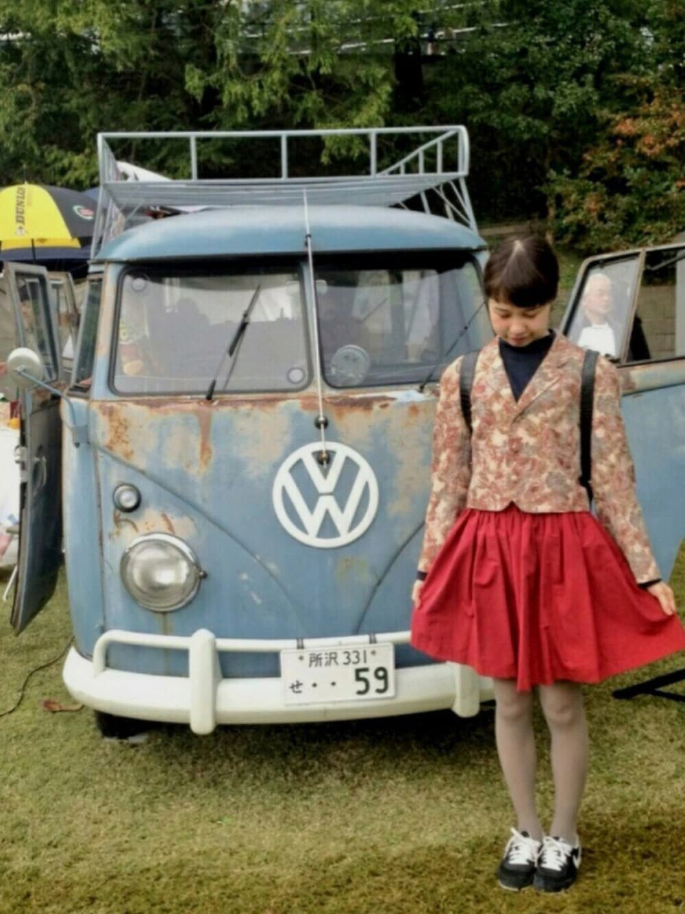 レッド系のスカート、グレー系のタイツ/ストッキングを着用したレディースの秋コーディネートの1枚目の写真