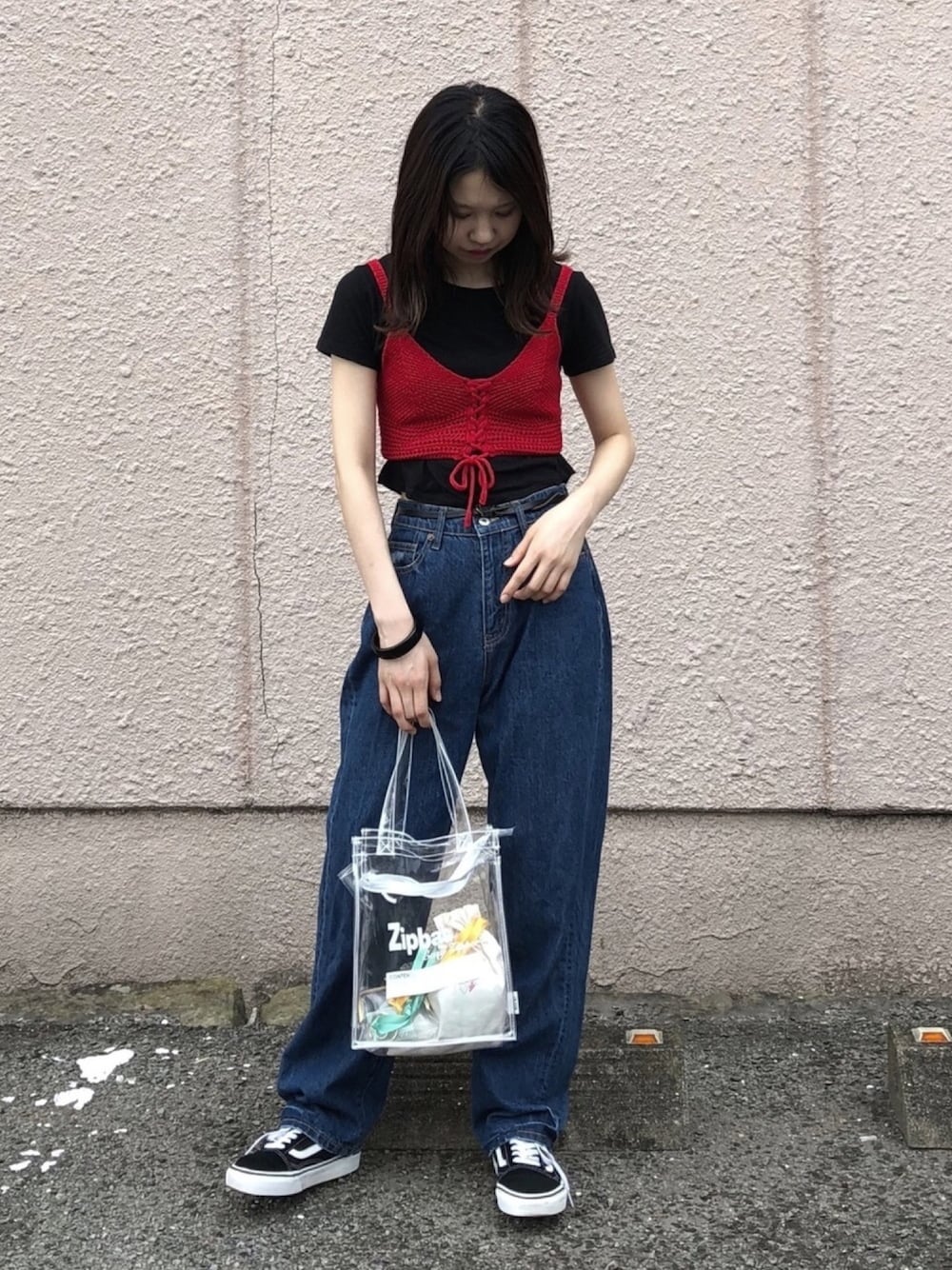 ブルー系のデニムパンツ、ブラック系のスニーカー、ブラック系のベルトを着用したレディースの夏コーディネートの1枚目の写真