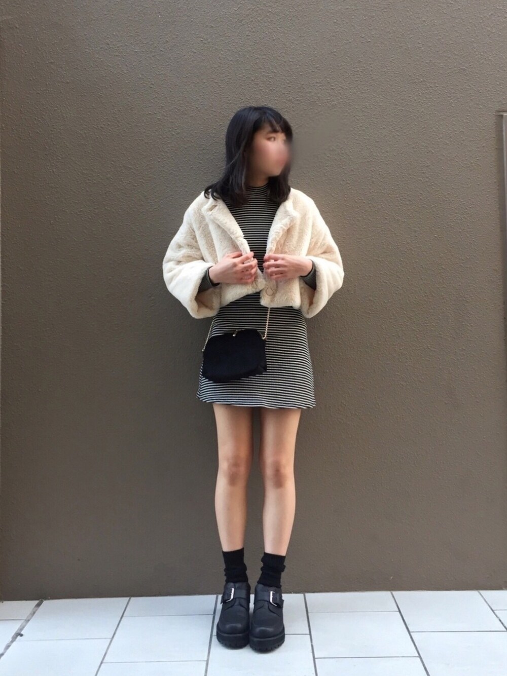 「オトナ女子、ワンピース、ファーコート、ファー、ミニスカート、モノトーン、黒、ホワイト、UNIF、merry jenny」｜「merry jennyのファーケープコート（その他アウター、ホワイト系）」を使った、ひなさん（レディース・163cm）の秋コーディネートの1枚目の写真