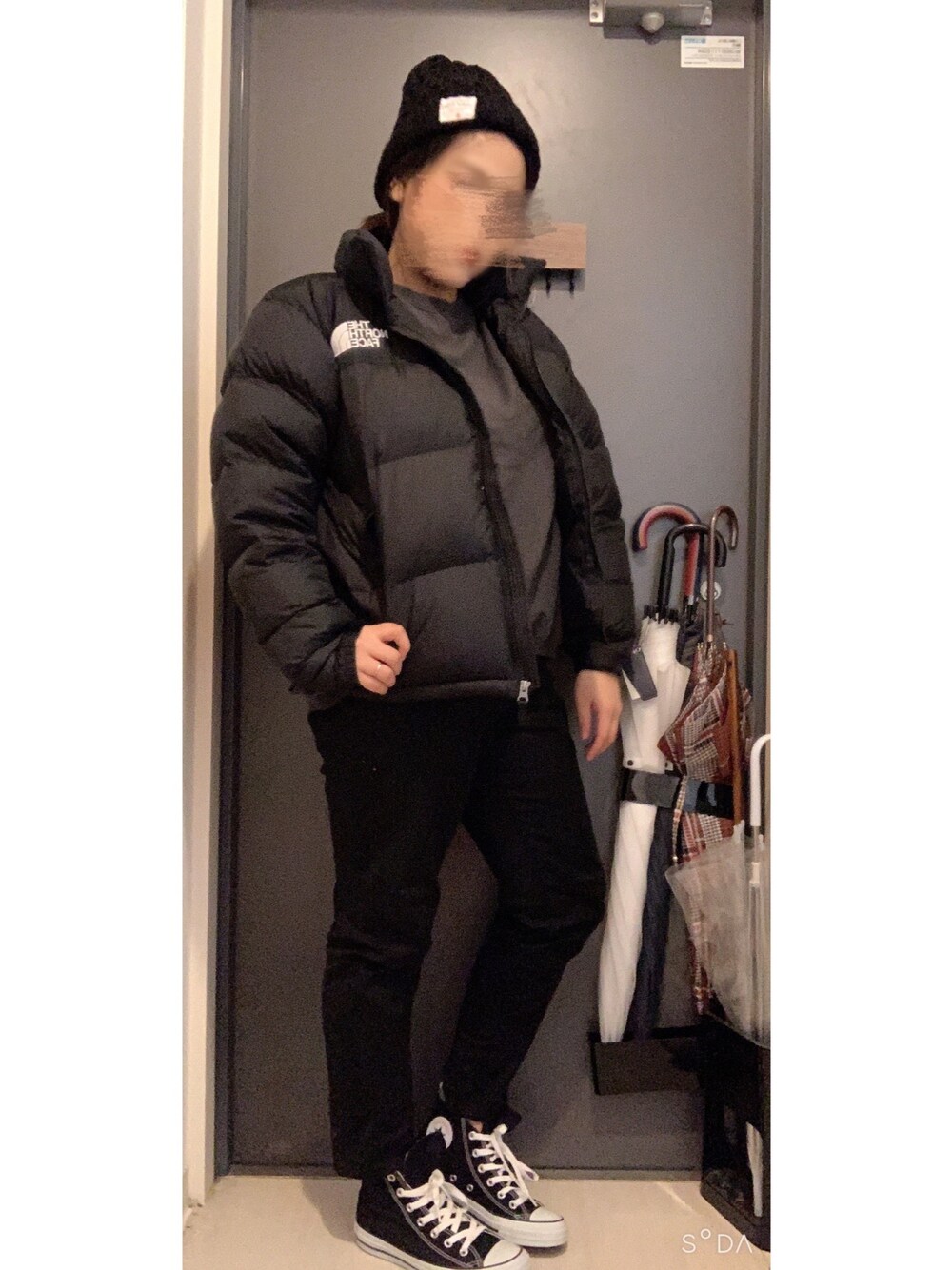 ブラック系のダウンジャケット/コート、ブラック系のデニムパンツ、ブラック系のスニーカーを着用したレディースの冬コーディネートの1枚目の写真