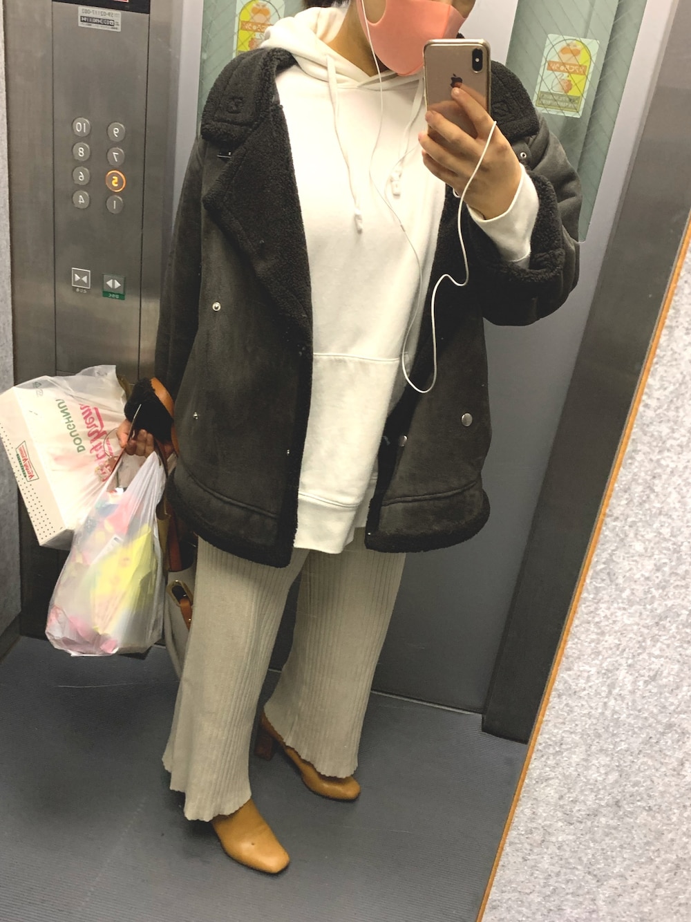 「ママコーデ、ママファッション」｜「UNIQLOのアイテム（パーカー、ホワイト系）」を使った、maaさん（レディース・158cm）の冬コーディネートの1枚目の写真