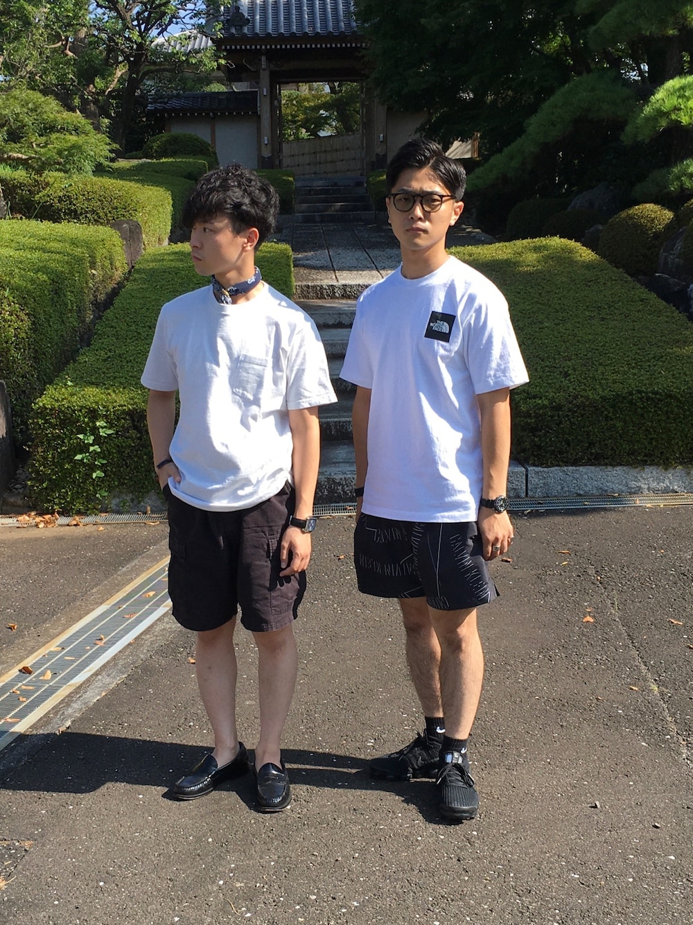 「キレイめ、大人カジュアル、スニーカー、ブラック、ハーフパンツ、こどおじブラザーズ」｜「THE NORTH FACEのアイテム（Tシャツ/カットソー、ホワイト系）」を使った、こどおじブラザーズさん（メンズ・165cm）の夏コーディネートの1枚目の写真