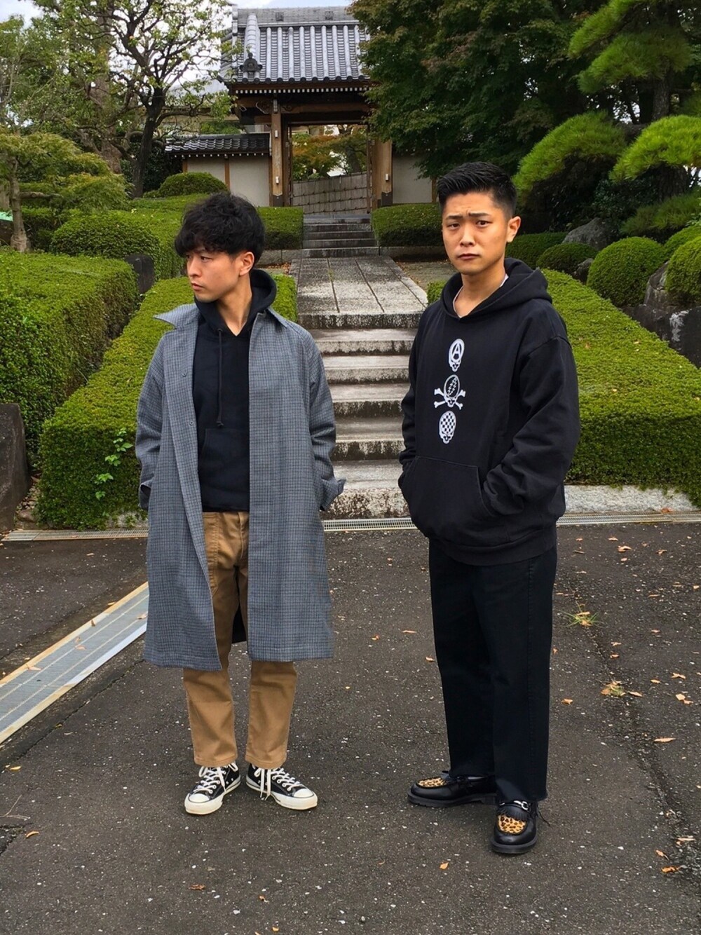 「秋のコーデ、シンプル、カジュアルコーデ、パーカー、ブラックコーデ、おしゃれさんと繋がりたい、オトナカジュアル、ootd、スニーカーコーデ、ドクターマーチン」｜「Dr. Martensのアイテム（ローファー、ブラック系）」を使った、こどおじブラザーズさん（メンズ・165cm）の秋コーディネートの1枚目の写真