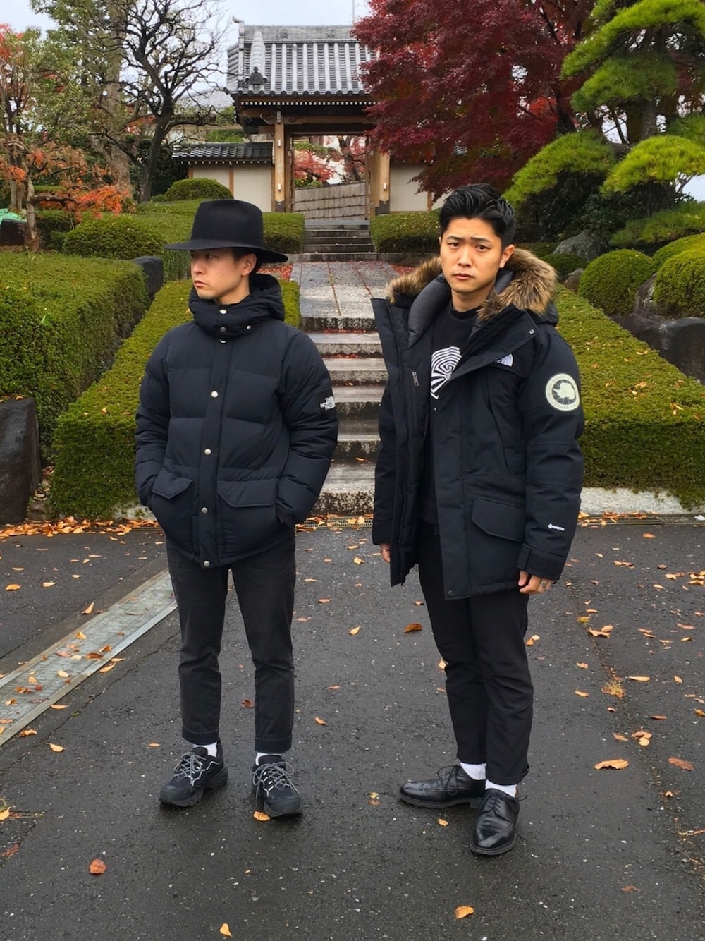「休日スタイル、カジュアル、大人カジュアル、ootd、黒、シンプルコーデ、モノトーンコーデ、黒スキニー、ブラック」｜「Parabootのアイテム（ドレスシューズ、ブラック系）」を使った、こどおじブラザーズさん（メンズ・165cm）の冬コーディネートの1枚目の写真