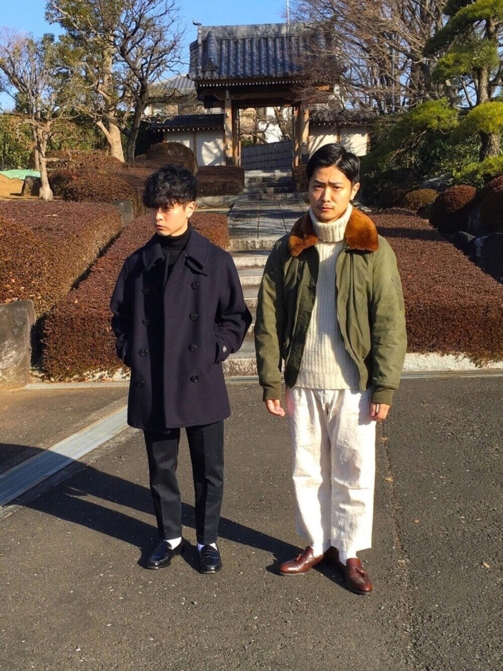 「大人カジュアル、オーバーサイズ、冬コーデ、カジュアル、シンプルコーデ、ブラック、ootd、白パンツ、vintage、タートルネック」｜「SHETLAND FOXのアイテム（ローファー、ブラウン系）」を使った、こどおじブラザーズさん（メンズ・165cm）の冬コーディネートの1枚目の写真