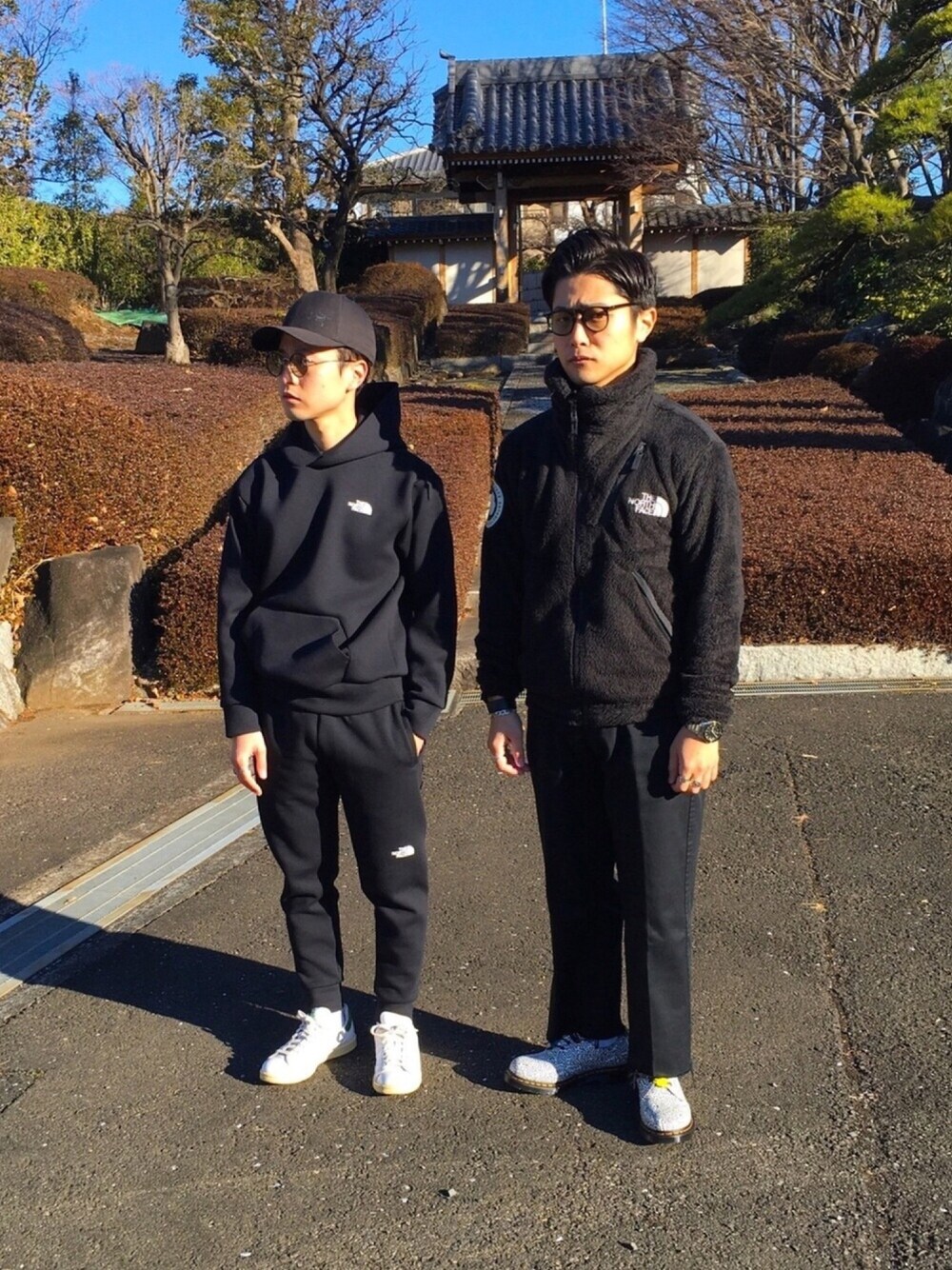 「オトナカジュアル、メガネ男子、休日スタイル、おしゃれさんと繋がりたい、ワントーンコーデ、スウェット、ブラック、ノースフェイス、きれいめカジュアル、はるコーデ」｜「Dr. Martensのアイテム（ブーツ、ホワイト系）」を使った、こどおじブラザーズさん（メンズ・165cm）の冬コーディネートの1枚目の写真
