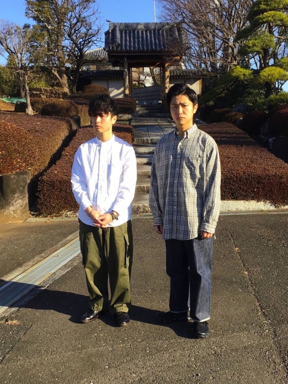 「休日スタイル、シンプル、春コーデ、オトナカジュアル、オーバーサイズ、おしゃれさんと繋がりたい、ゆるコーデ、カジュアル、デニムパンツ、シャツスタイル」｜「NIKEのアイテム（スニーカー、ブラック系）」を使った、こどおじブラザーズさん（メンズ・165cm）の冬コーディネートの1枚目の写真