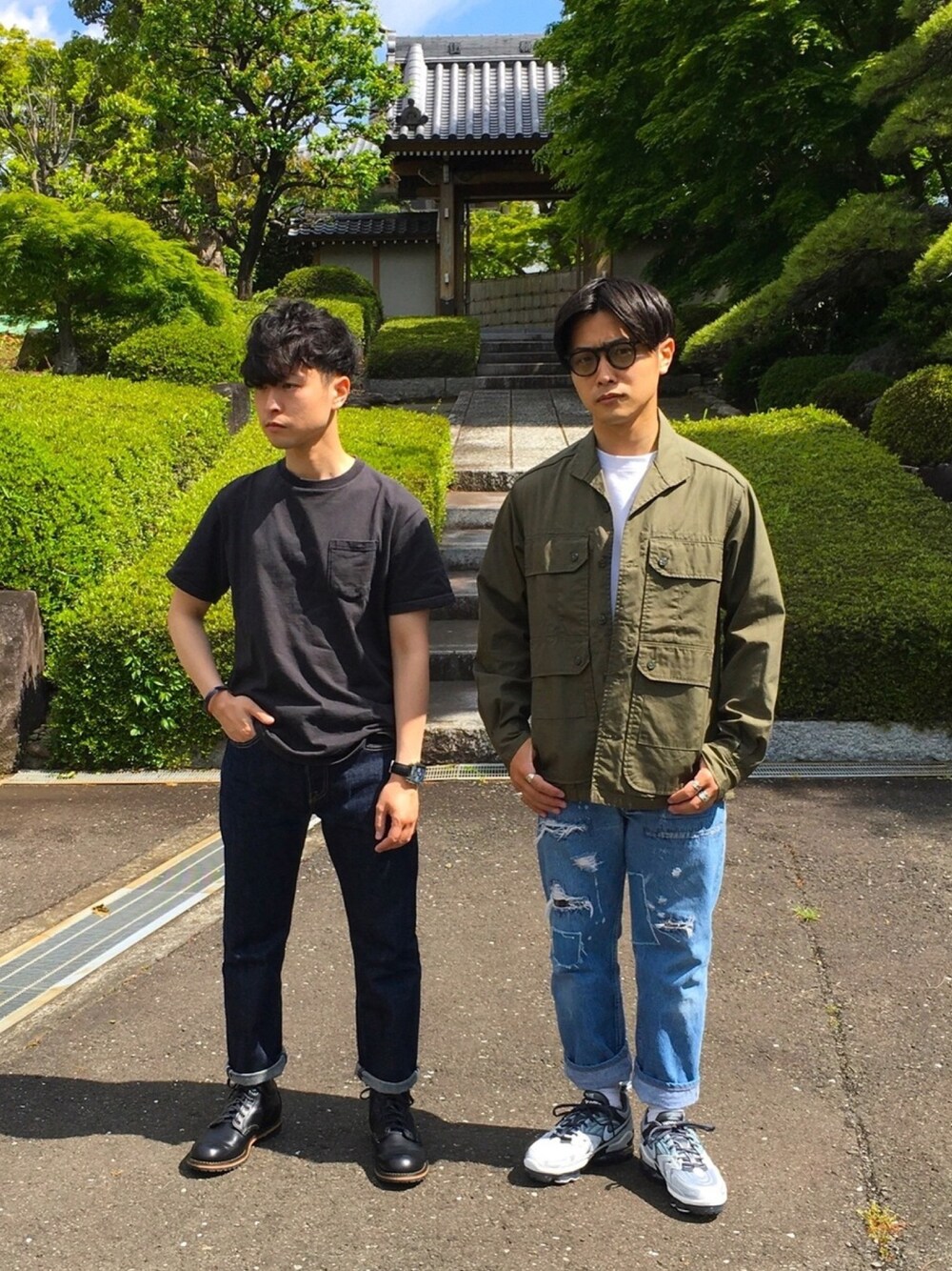 「シンプル、大人カジュアル、休日コーデ、春、革靴、カジュアル、NIKE、デニムパンツ、リーバイス」｜「NIKEのアイテム（スニーカー、グレー系）」を使った、こどおじブラザーズさん（メンズ・165cm）の春コーディネートの1枚目の写真