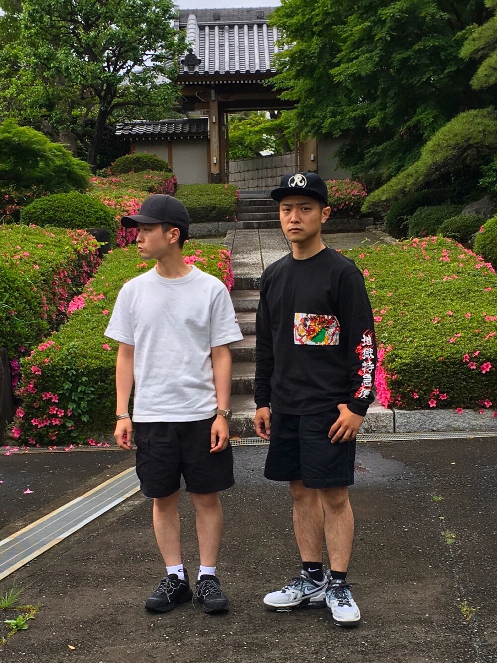 「シンプル、これが私をアゲる服、夏、ショートパンツ、ブラック、低身長、スニーカー、モノトーン、ストリート」｜「NIKEのアイテム（スニーカー、グレー系）」を使った、こどおじブラザーズさん（メンズ・165cm）の春コーディネートの1枚目の写真