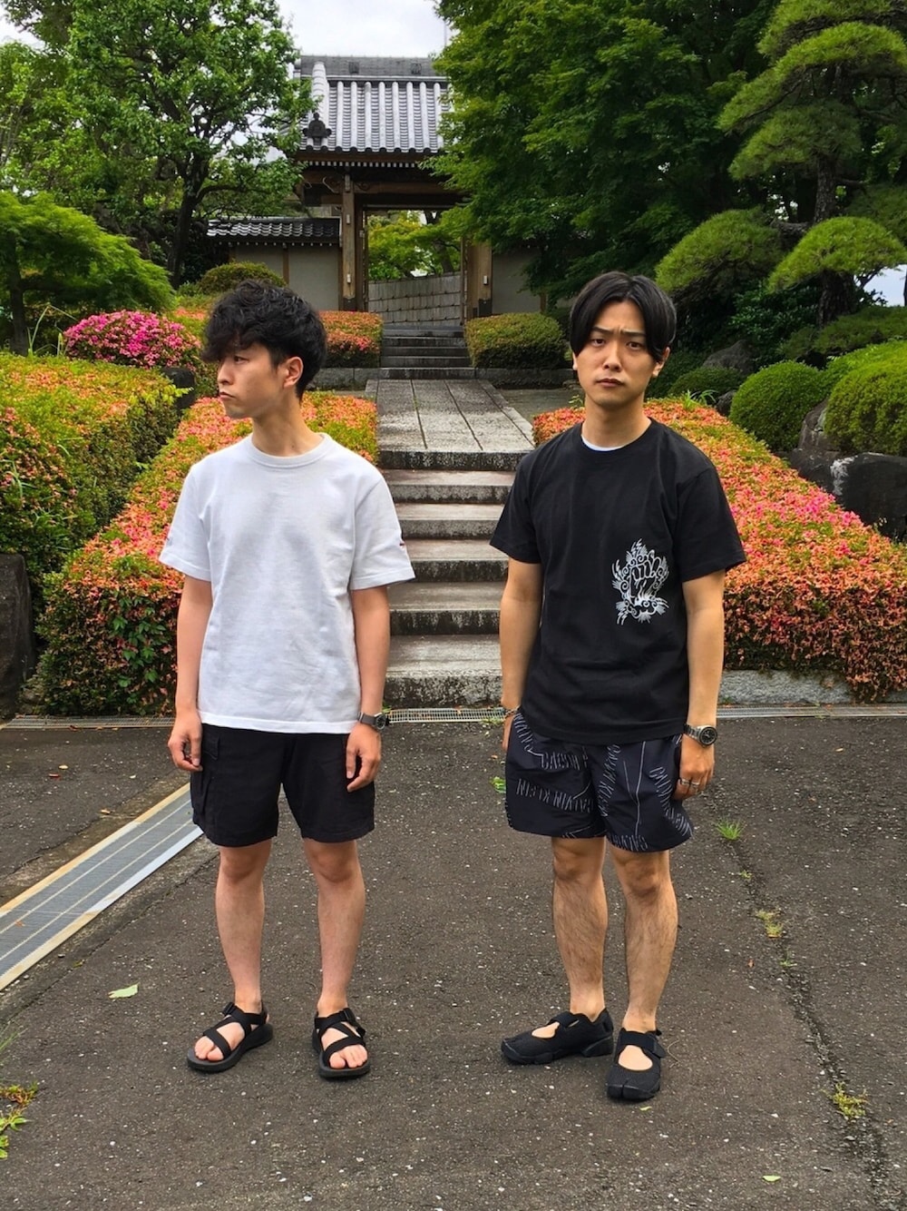 「シンプルコーデ、夏コーデ、Tシャツ、大人コーデ、スポーツサンダル、ショートパンツ、休日スタイル、白Tシャツ、ブラック、ootd」｜「NIKEのアイテム（サンダル、ブラック系）」を使った、こどおじブラザーズさん（メンズ・165cm）の夏コーディネートの1枚目の写真