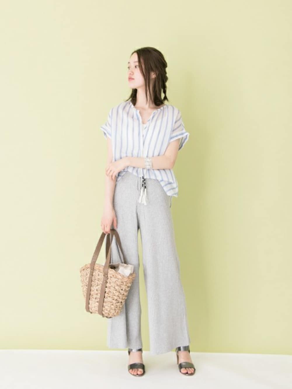 「リブパンツ、ストライプ、タッセル、サンダル、ニットパンツ、かごバッグ」｜「URBAN RESEARCHの UR リブワイドパンツ（その他パンツ、グレー系）」を使った、オオノさん（レディース・162cm）の夏コーディネートの1枚目の写真