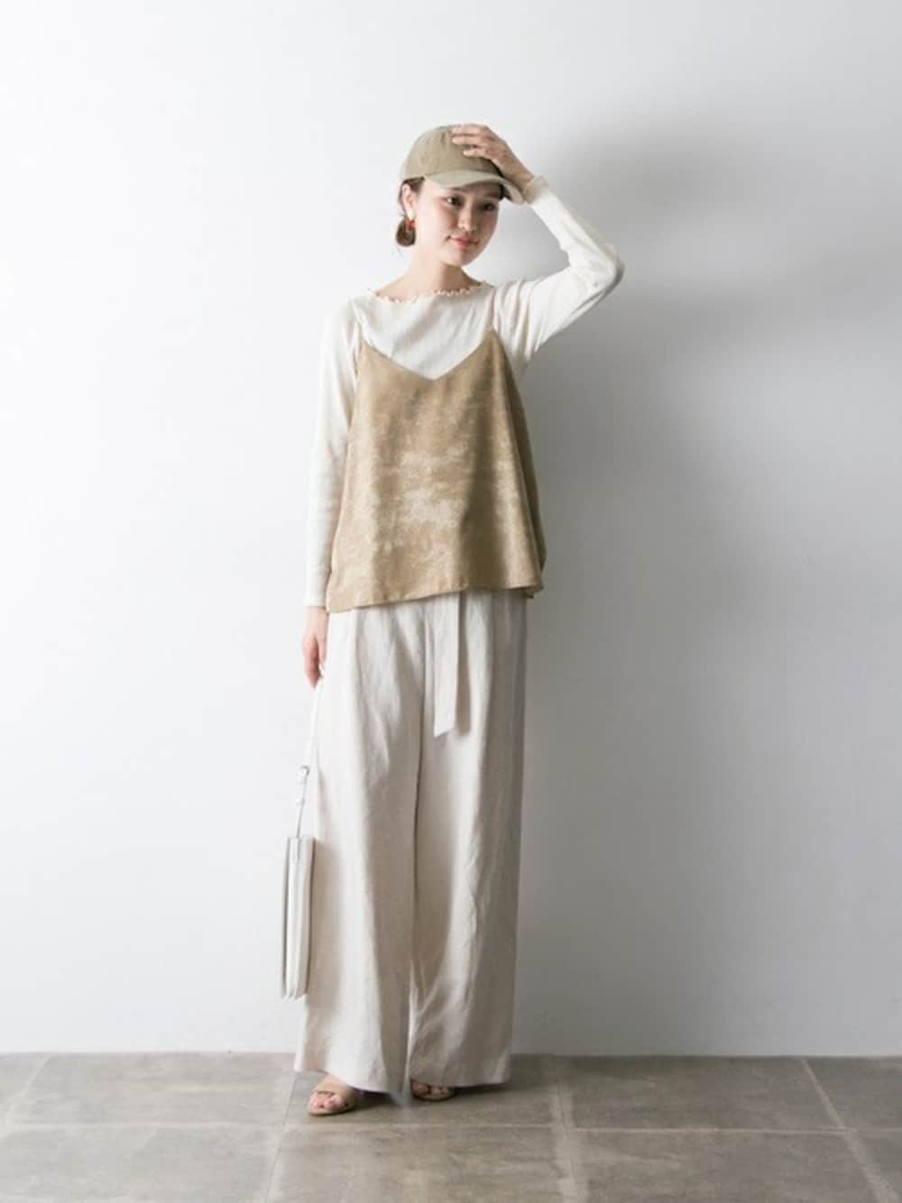 ゴールド系のキャミソール、ホワイト系のTシャツ/カットソー、ホワイト系のその他パンツを着用したレディースの春コーディネートの1枚目の写真