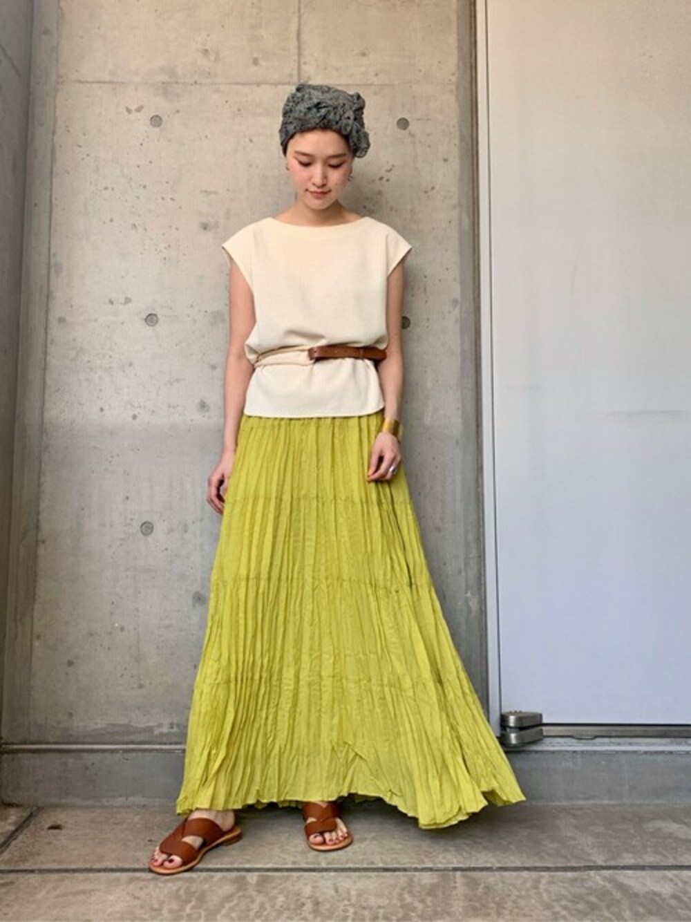 「アーバンリサーチ、カラースカート、大人カジュアル、春コーデ、夏コーデ、URBAN RESEARCH、サーマル」｜「URBAN RESEARCHのレザーロープベルト（ベルト、イエロー系）」を使った、オオノさん（レディース・162cm）の春コーディネートの1枚目の写真
