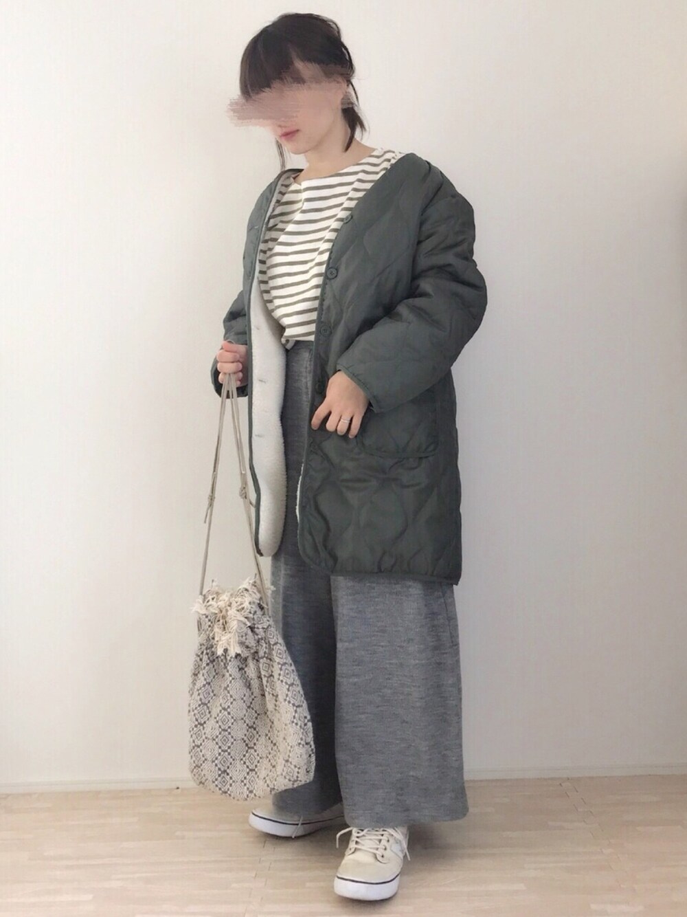 「カジュアルコーデ、大人カジュアル、春コーデ、ニットパンツ、ボーダートップス、キルティング、カーキ、シンプルコーデ、ゆるコーデ、ラクチンコーデ」｜「URBAN RESEARCH Sonny LabelのSonny Label 加工ボーダープルオーバー（Tシャツ/カットソー、グリーン系）」を使った、haさん（レディース・152cm）の冬コーディネートの1枚目の写真