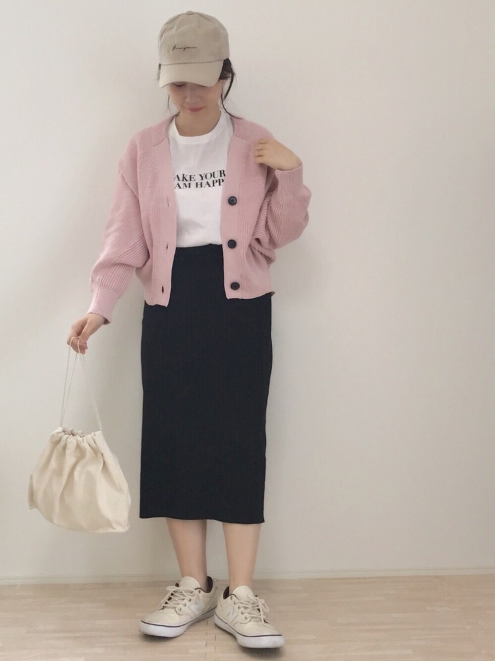 「大人カジュアル、カジュアル、春色、春コーデ、ピンク、カーディガン、ロゴT、タイトスカート、キャップ、ベージュ」｜「ETRE TOKYOのMAKE YOUR DREAM HAPPEN Tシャツ（Tシャツ/カットソー、ホワイト系）」を使った、haさん（レディース・152cm）の春コーディネートの1枚目の写真