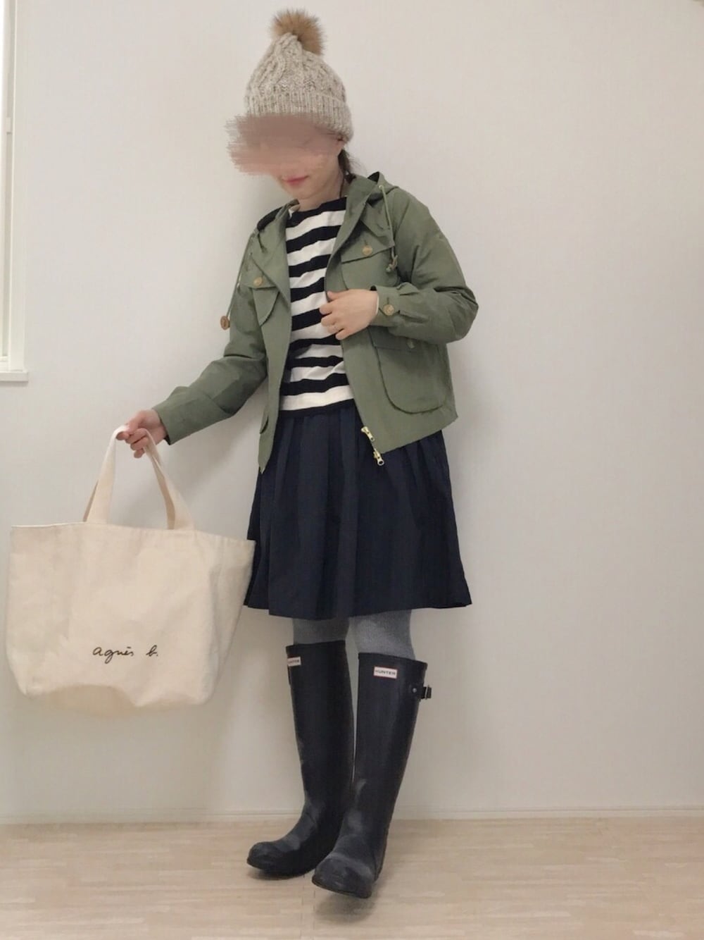 「ボーダートップス、太ボーダー、HUNTER、フレアスカート、グレータイツ、マウンテンパーカー、カーキ、ニット帽、UNIQLO、雨の日コーデ」｜「my D'artagnanのメモライズスカート（スカート、ブルー系）」を使った、haさん（レディース・152cm）の春コーディネートの1枚目の写真
