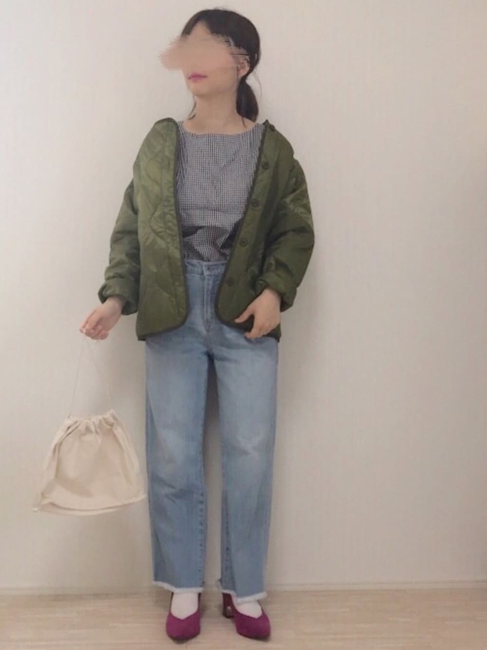 「春コーデ、オトナカジュアル、ギンガムチェック、デニムパンツ、低身長、ライナーコート、パープル、パンプス×靴下、巾着バッグ、カーキ」｜「Discoat Parisienの金具付きヒールパンプス（パンプス、パープル系）」を使った、haさん（レディース・152cm）の春コーディネートの1枚目の写真