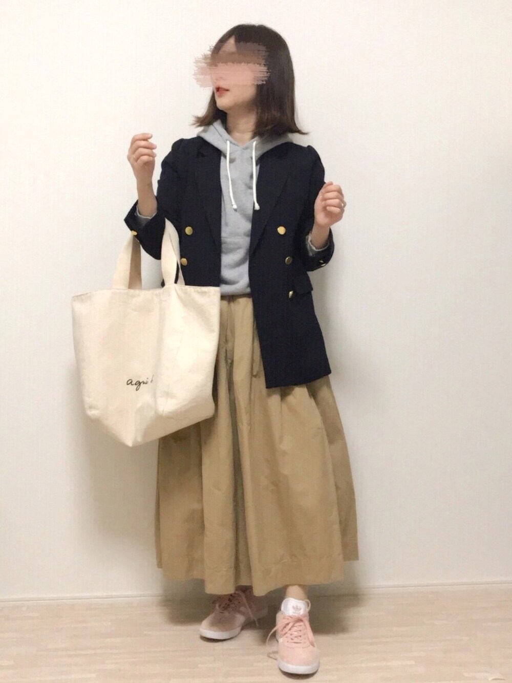 「ロングスカート、チノスカート、紺ブレ、パーカー、パーカー グレー、カジュアル、春コーデ、ピンク、テーラードジャケット、はるコーデ」｜「Championの【Champion】プレーンスウェットパーカー （パーカー、グレー系）」を使った、haさん（レディース・152cm）の春コーディネートの1枚目の写真