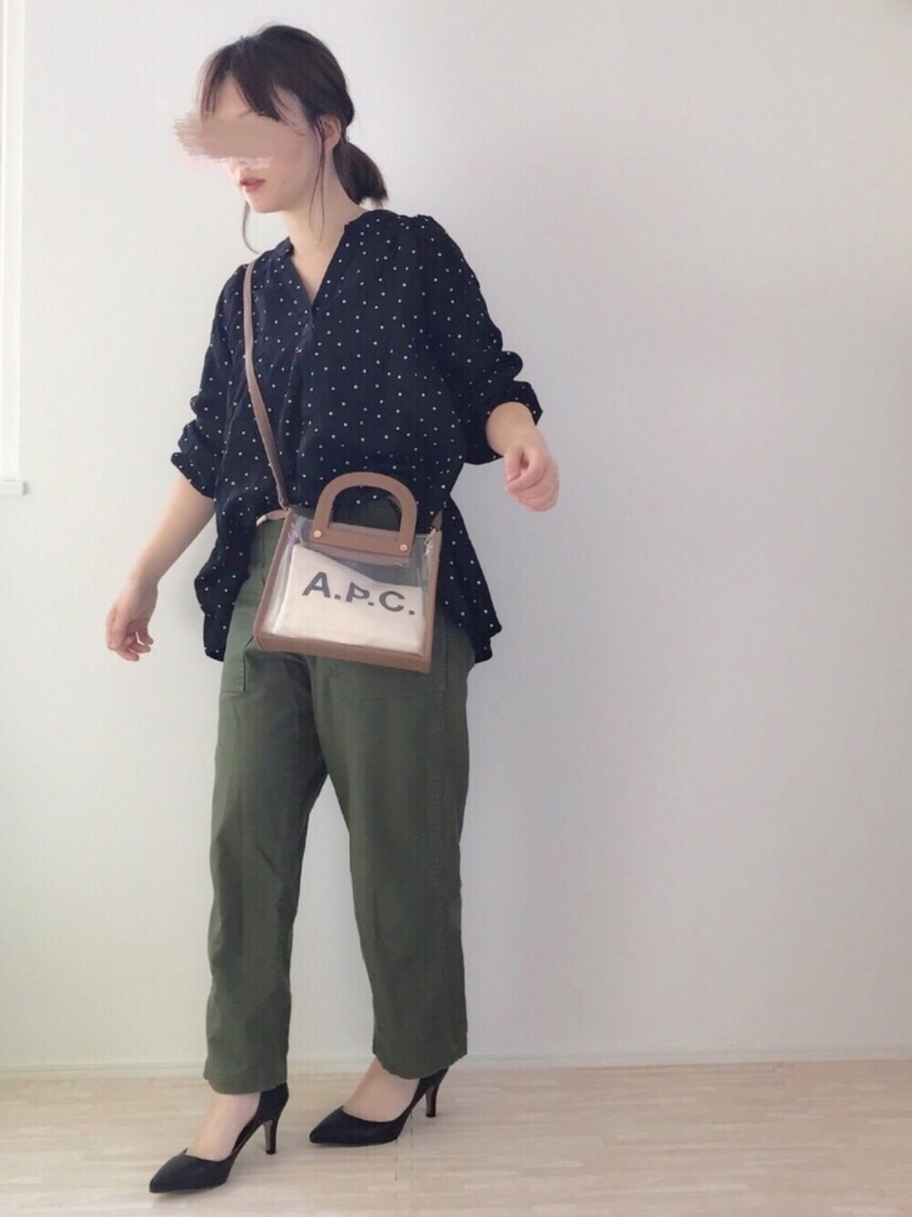 ブラック系のパンプス、イエロー系のショルダーバッグ、グリーン系のその他パンツを着用したレディースの春コーディネートの1枚目の写真