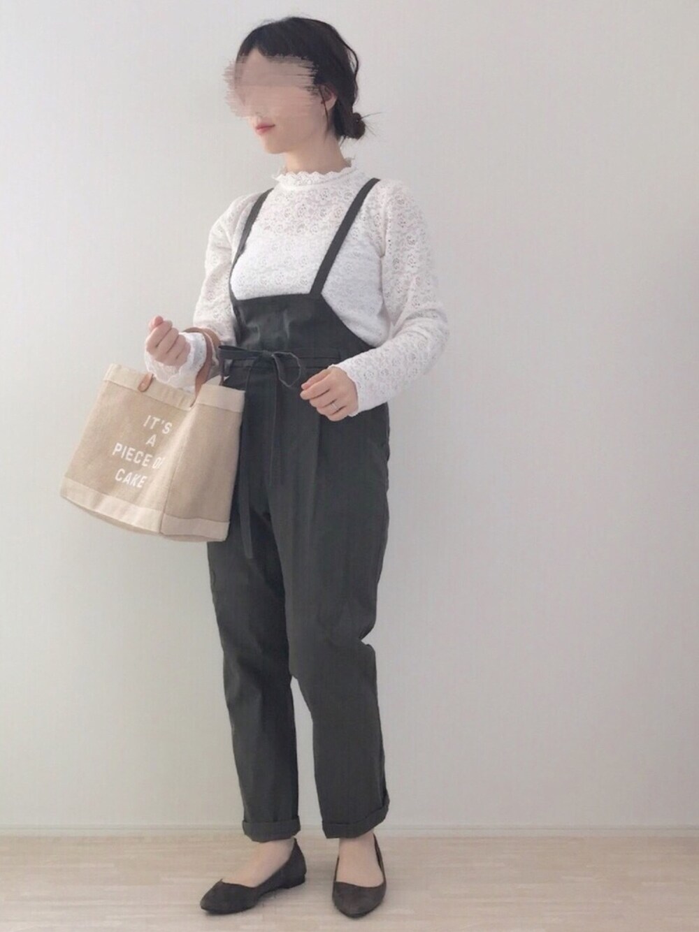 「春コーデ、大人カジュアル、キレイめ、サロペット、レーストップス、フリルネック、ハイウエスト、カーキ、おしゃれさんと繋がりたい、低身長」｜「LOWRYS FARMのキモウレースプルオーバー　773905 （Tシャツ/カットソー、ホワイト系）」を使った、haさん（レディース・152cm）の春コーディネートの1枚目の写真