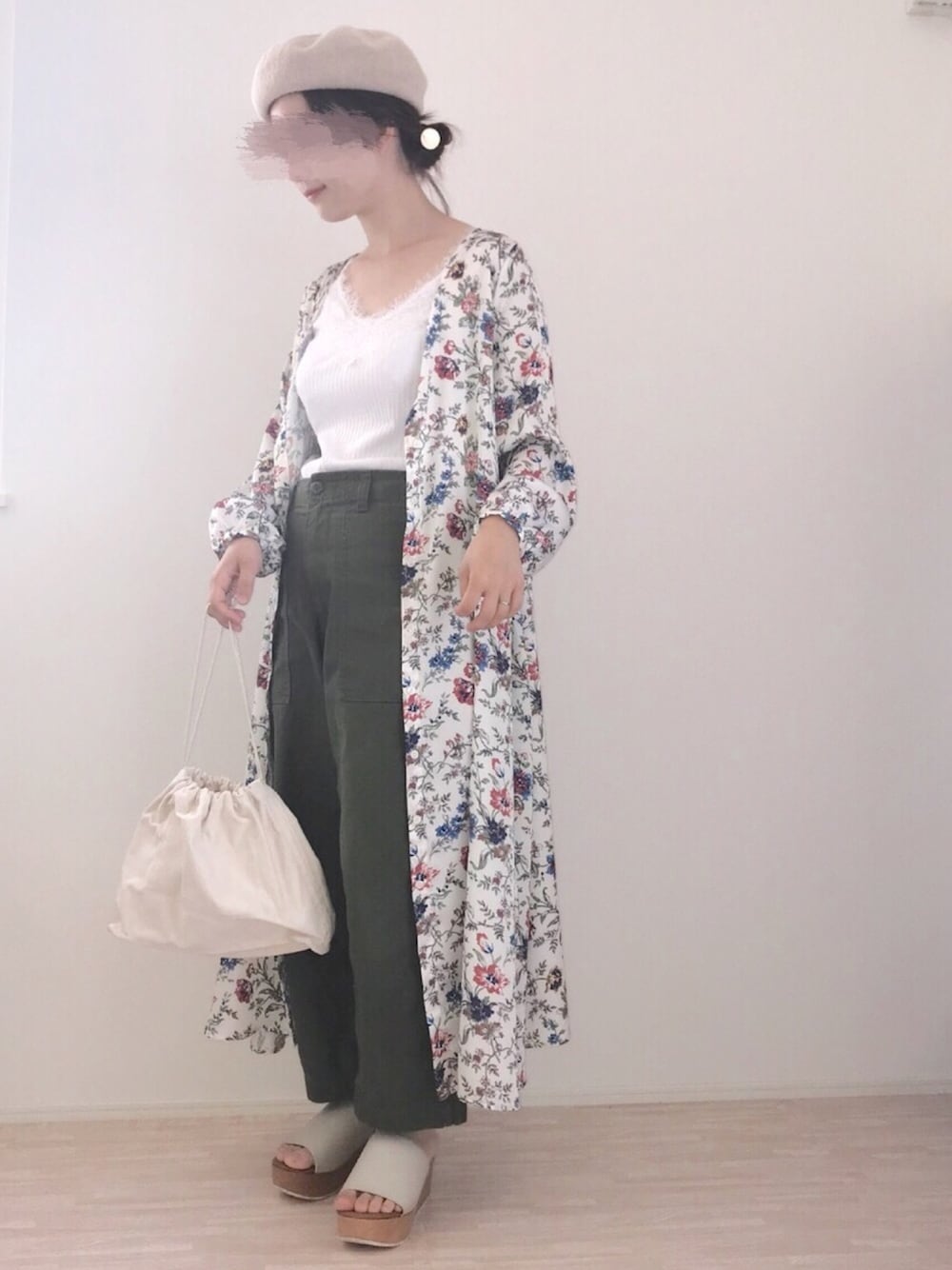 「低身長、花柄ワンピース、ガウン、ベーカーパンツ、カーキ、ベレー帽、オトナカジュアル、レーストップス、厚底サンダル、ママコーデ」｜「Omekashiの肩レースキャミ（Tシャツ/カットソー、ホワイト系）」を使った、haさん（レディース・152cm）の春コーディネートの1枚目の写真